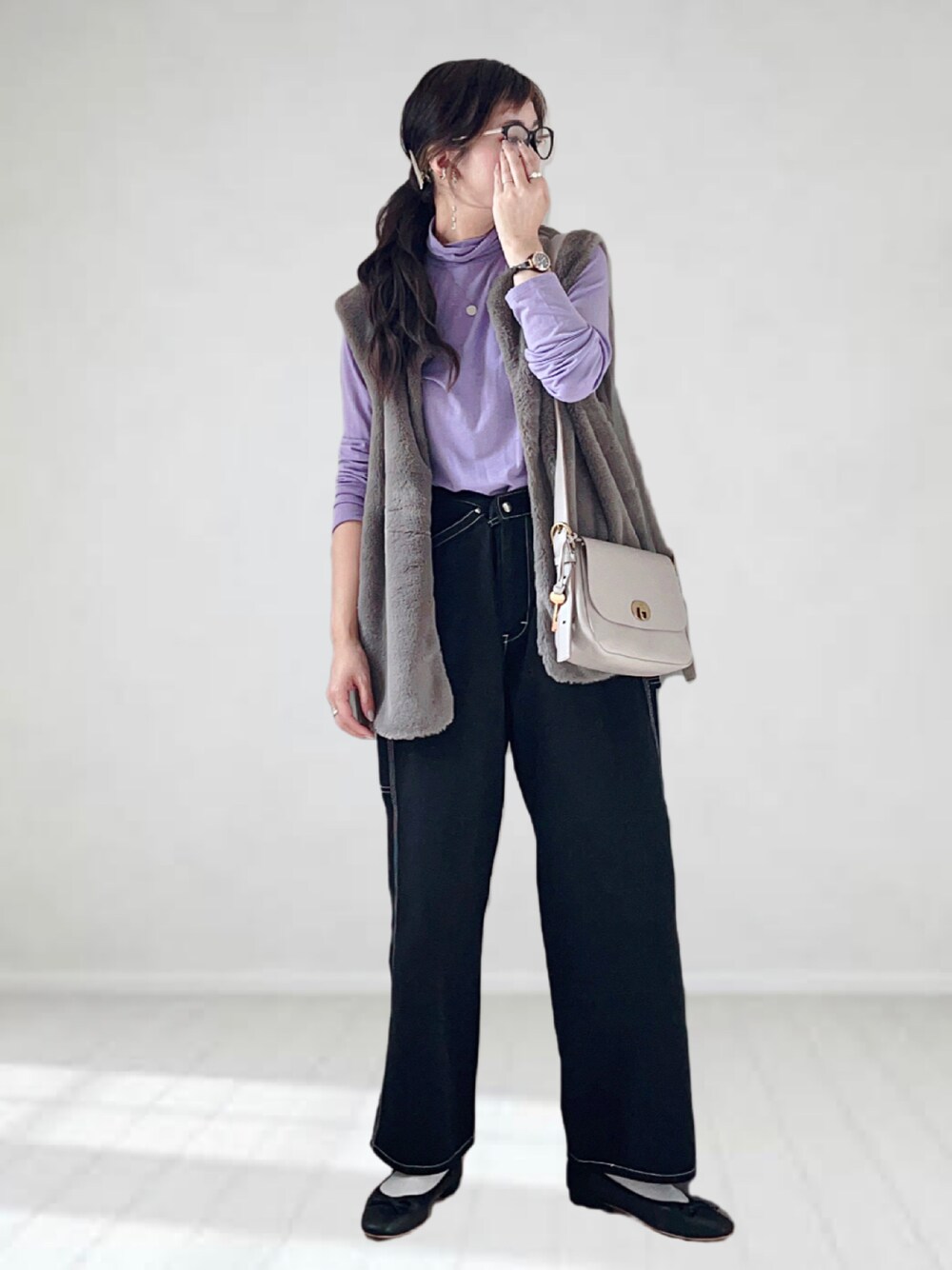 「LEE、Fossil、ファーベスト、秋コーデ、秋服、秋服準備はじめました、レイヤードスタイル、バレエシューズ、プチプラ、休日スタイル、きれいめカジュアル、シアー、ショルダーバッグ、タックイン、メガネ女子」｜「Leeの【ワークパンツの新定番】Lee/リー【X-LINE】マルチカラー　ワイドカラーペインターパンツ（デニムパンツ、ブラック系）」を使った、UMiSatoさん（レディース・163cm）の秋コーディネートの1枚目の写真