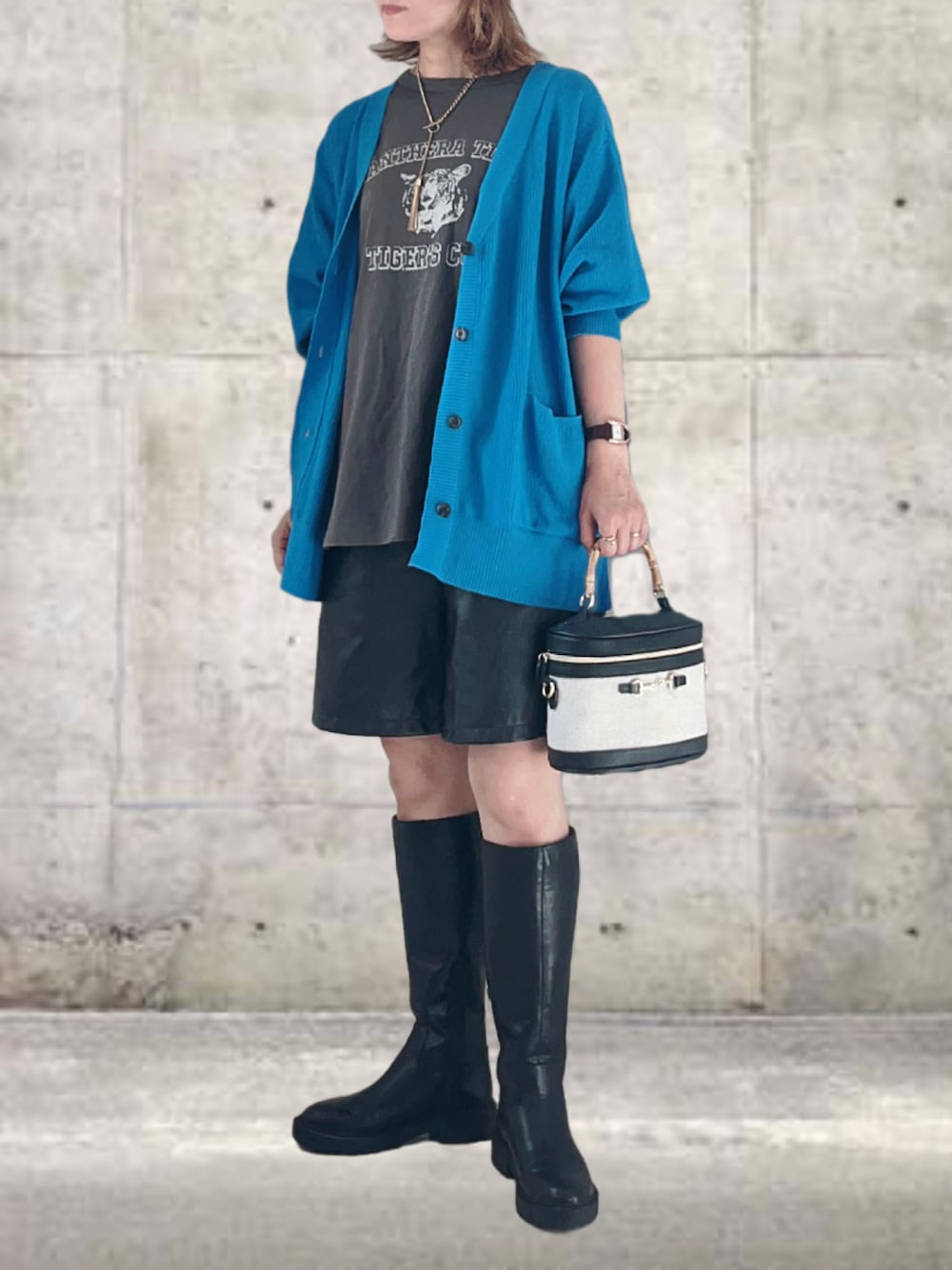 ブルー系のカーディガン/ボレロ、グレー系のTシャツ/カットソー、ブラック系のその他パンツを着用したレディースの秋コーディネートの1枚目の写真