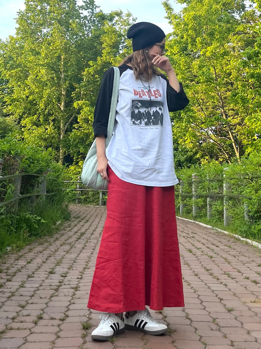 「やっぱり帽子が好き、バンドT、ロックT、ビートルズ、The Beatles、メガネ女子、スニーカー、リネンスカート、お出かけコーデ、ショルダーバッグ」｜「The Beatlesの【別注】THE BEATLES ザ ビートルズ ツアーラグランロンT（Tシャツ/カットソー、グレー系）」を使った、UMiSatoさん（骨格ウェーブ・レディース・163cm）の春コーディネートの1枚目の写真