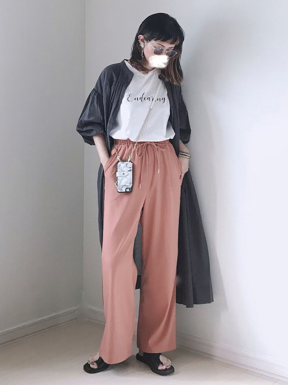 「Fabby fabby、夏コーデ、ウエストマーク、夏セールで買いました、トングサンダル、ロゴT、シャツワンピース、カラーパンツ、サングラス、韓国ファッション」｜「Fabby fabbyのトングフラットサンダル（サンダル、ブラック系）」を使った、UMiSatoさん（レディース・163cm）の夏コーディネートの1枚目の写真