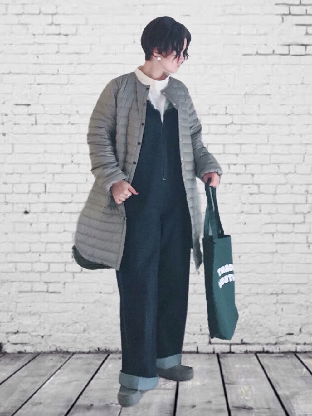 「デニム、トートバッグ、オーバーオール、ダウンコート、冬コーデ、大人カジュアル、GU、メンズライク、Traditional Weatherwear、シンプルコーデ、ママコーデ、ラクチンコーデ、ニット/セーター、STOP 誹謗中傷、オバオル倶楽部」｜「Traditional WeatherwearのARKLEY LONG DOWN PACKABLE（ダウンジャケット/コート、グレー系）」を使った、UMiSatoさん（レディース・163cm）の秋コーディネートの1枚目の写真