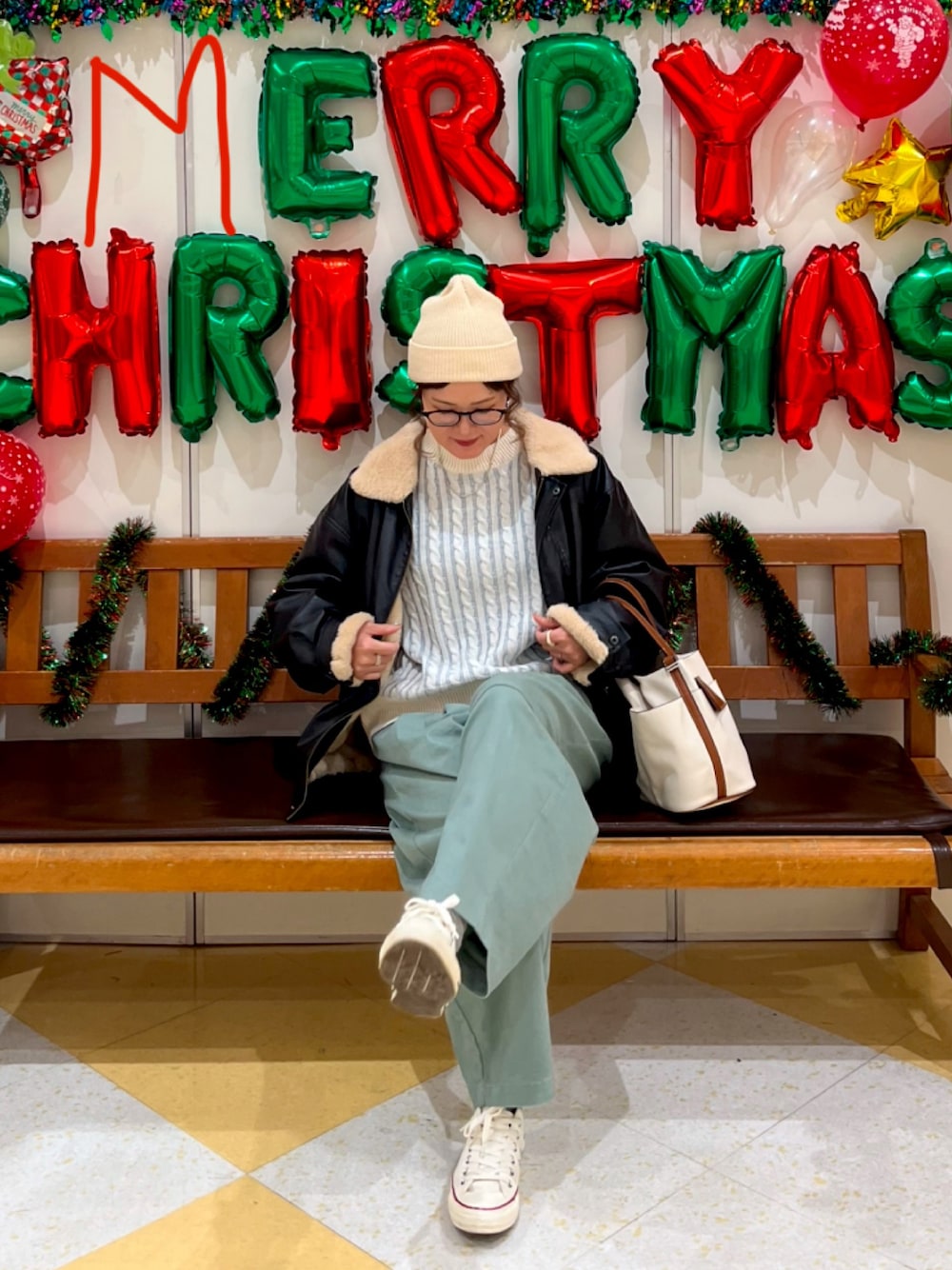 ブルー系のニット/セーター、ブラック系のブルゾン、グリーン系のその他パンツを着用したレディースの冬コーディネートの1枚目の写真