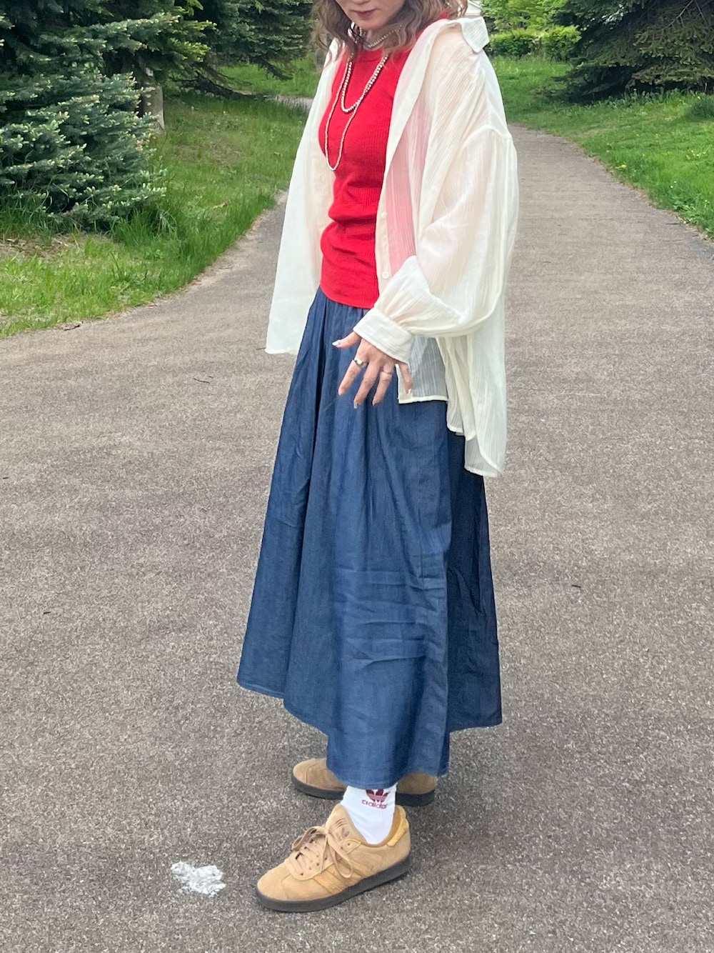 ブルー系のその他パンツ、ベージュ系のシャツ/ブラウス、ブラウン系のスニーカーを着用したレディースの春コーディネートの1枚目の写真