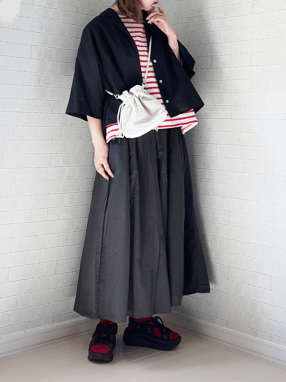 グレー系のその他パンツ、ブラック系のシャツ/ブラウス、レッド系のTシャツ/カットソーを着用したレディースの春コーディネートの1枚目の写真