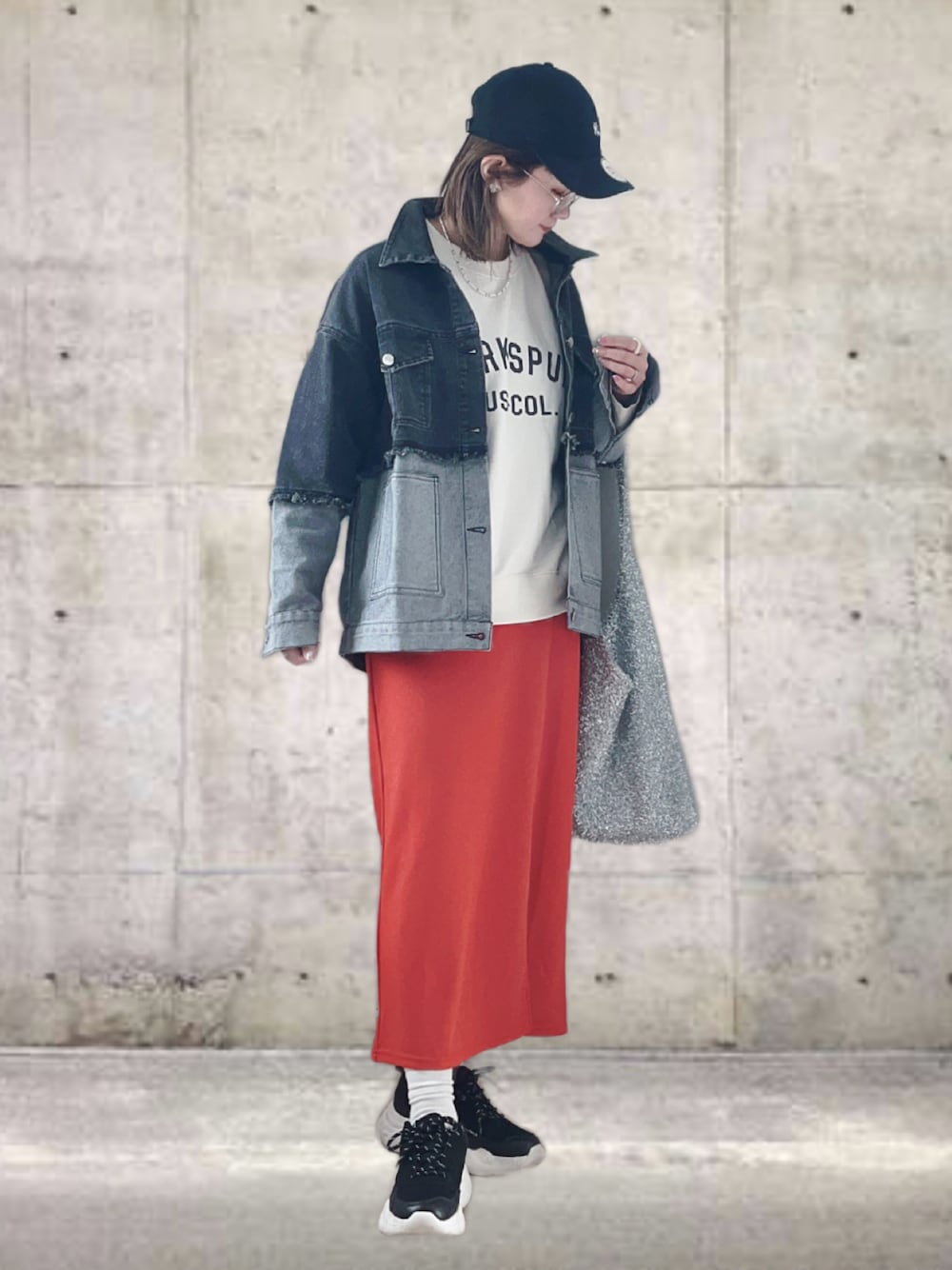 ブラック系のデニムジャケット、ホワイト系のスウェット、オレンジ系のスカートを着用したレディースの春コーディネートの1枚目の写真