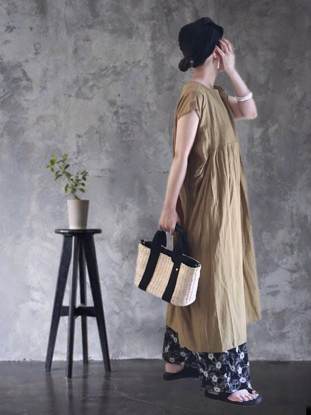 イエロー系のワンピース、ブラック系のその他パンツ、ブラック系のトートバッグを着用したレディースの夏コーディネートの1枚目の写真