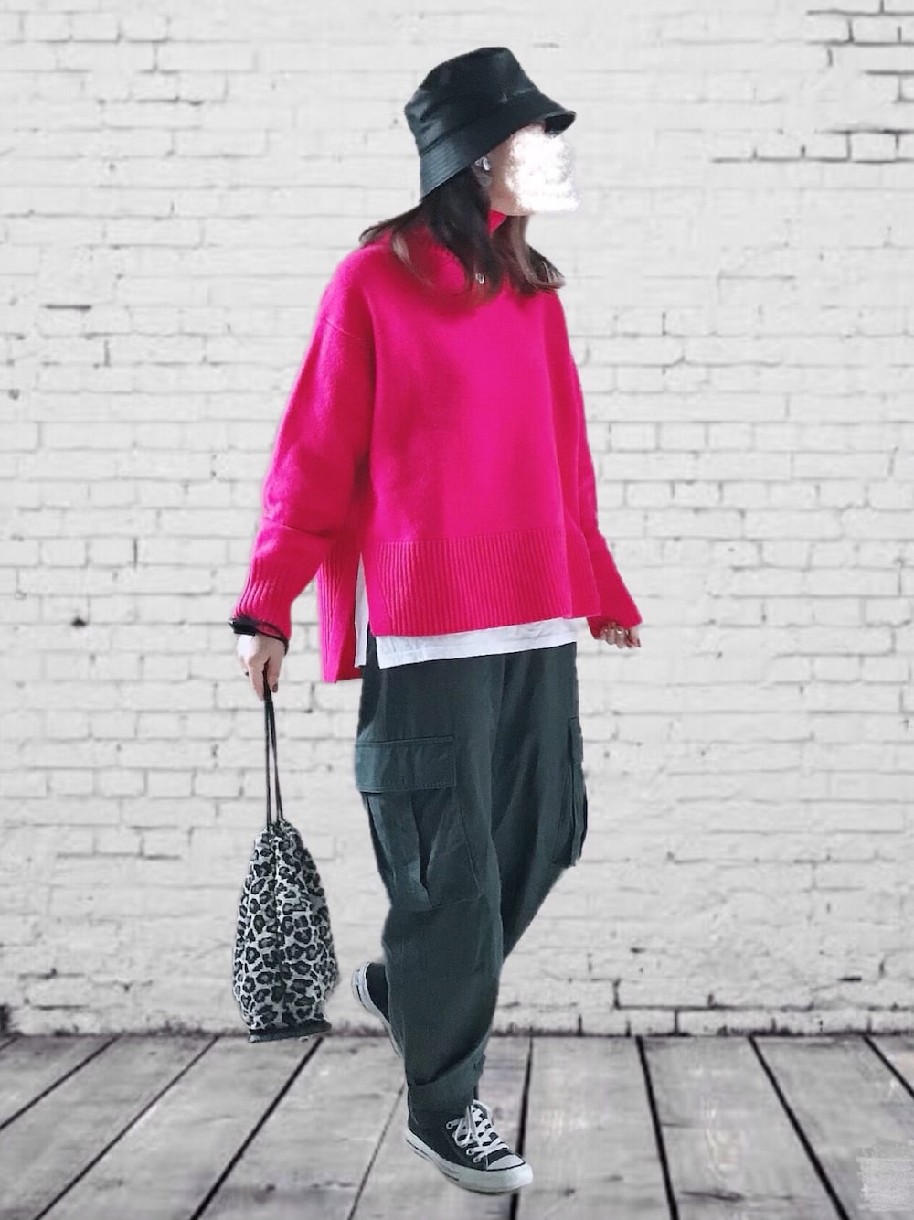 ピンク系のニット/セーター、グレー系のカーゴパンツ、ブラウン系のバッグを着用したレディースの秋コーディネートの1枚目の写真