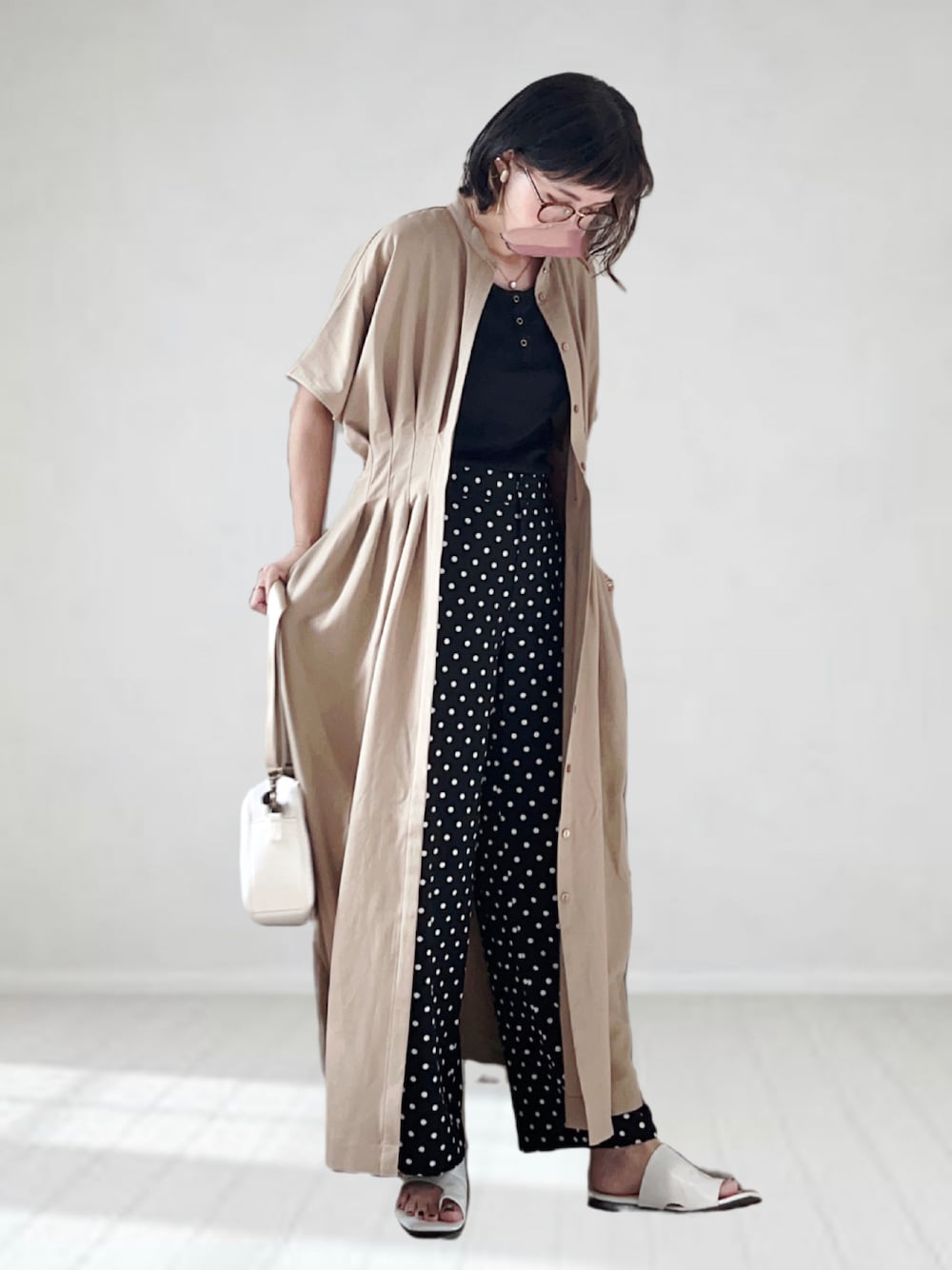 ベージュ系のワンピース、ブラック系のその他パンツ、ブラック系のタンクトップを着用したレディースの夏コーディネートの1枚目の写真