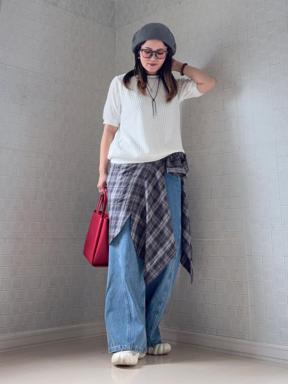 ホワイト系のTシャツ/カットソー、レッド系のトートバッグ、ホワイト系のスニーカーを着用したレディースの春コーディネートの1枚目の写真