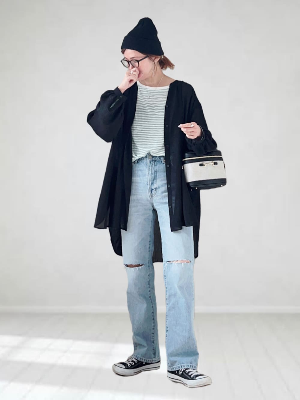 ブルー系のデニムパンツ、グリーン系のTシャツ/カットソー、ブラック系のシャツ/ブラウスを着用したレディースの春コーディネートの1枚目の写真