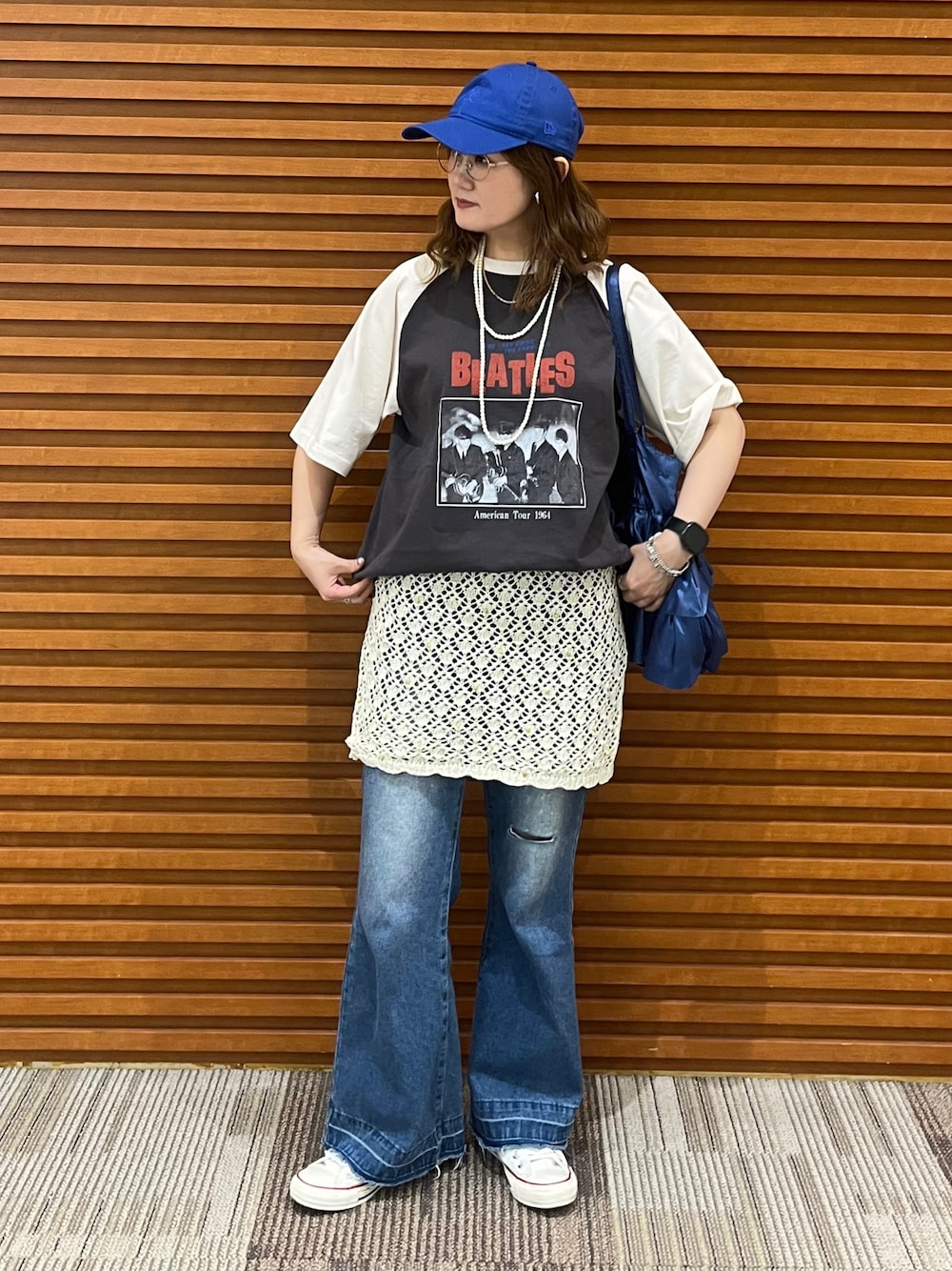 「Tシャツ、やっぱり帽子が好き、キャップ、レイヤードスタイル、デニム、メガネ女子、VENCE share style、韓国ファッション、スニーカー、フォトT、お出かけコーデ、休日スタイル、The Beatles、ビートルズ」｜「The Beatlesの【別注】THE BEATLES ザ ビートルズ ツアーラグランTシャツ（Tシャツ/カットソー、グレー系）」を使った、UMiSatoさん（骨格ウェーブ・レディース・163cm）の春コーディネートの1枚目の写真