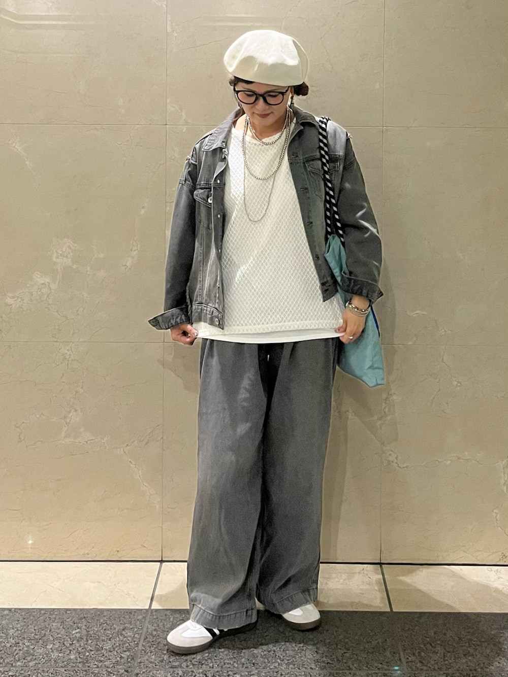「レイヤードスタイル、デニム、アンサンブル、メッシュ、デニムジャケット、スニーカー、ベレー帽、メガネ女子、メッシュニット、モノトーン、トートバッグ、お出かけコーデ、休日スタイル、ikka」｜「ikkaの【雑誌InRed6月号掲載】レースアンサンブルプルオーバー【2点セット／親子おそろい】（Tシャツ/カットソー、ホワイト系）」を使った、UMiSatoさん（骨格ウェーブ・レディース・163cm）の春コーディネートの1枚目の写真