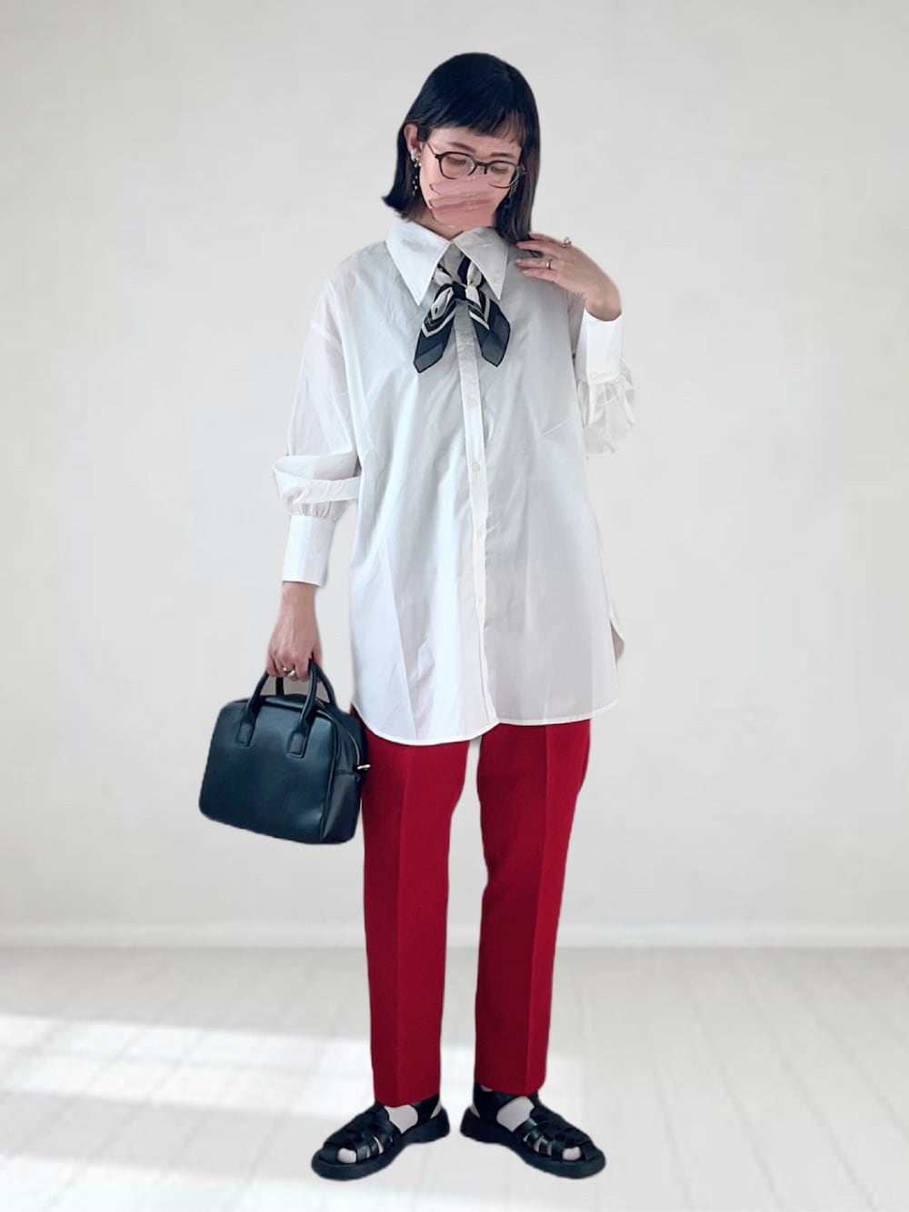 ホワイト系のシャツ/ブラウス、レッド系のスラックス、ブラック系のボストンバッグを着用したレディースの春コーディネートの1枚目の写真