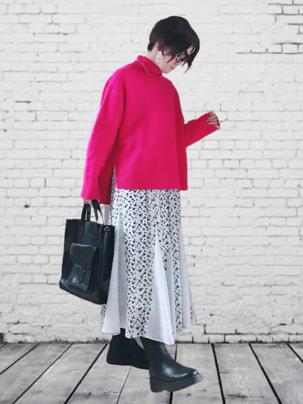ピンク系のニット/セーター、ホワイト系のスカート、ブラック系のブーツを着用したレディースの秋コーディネートの1枚目の写真