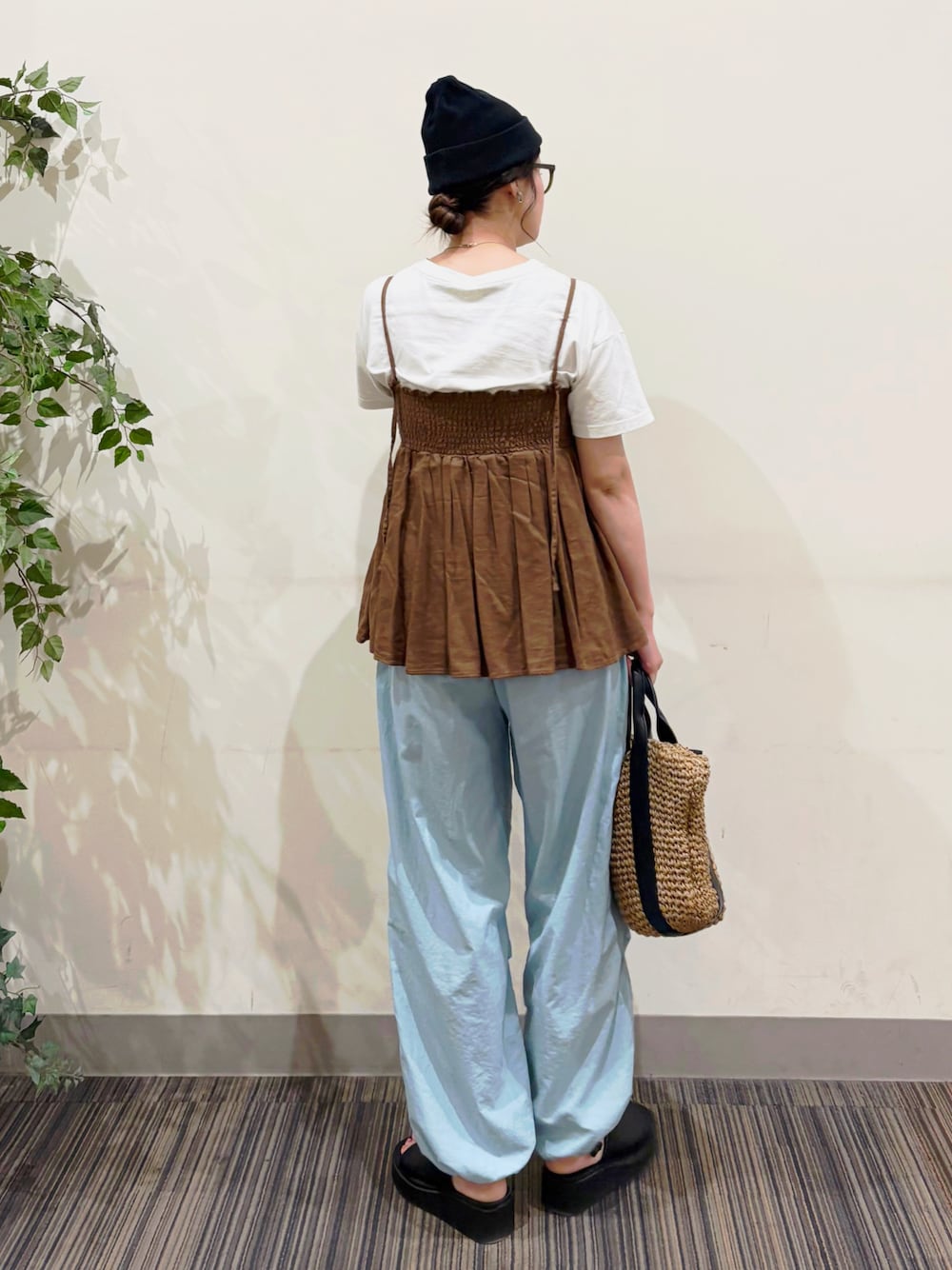 ブルー系のその他パンツ、ブラック系のショルダーバッグ、ブラウン系のキャミソールを着用したレディースの夏コーディネートの1枚目の写真