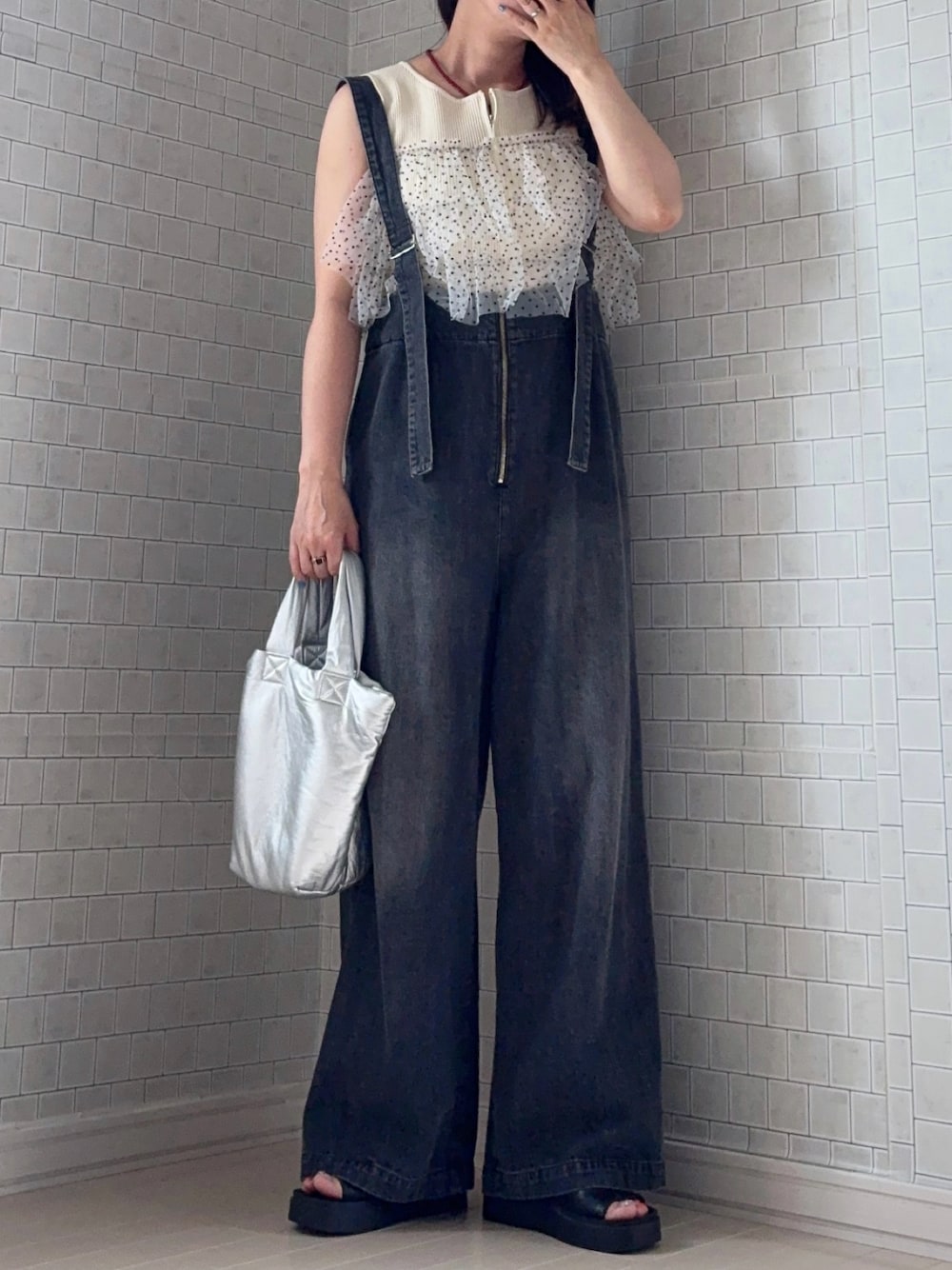 ホワイト系のニット/セーター、グレー系のデニムパンツ、ブラック系のサンダルを着用したレディースの夏コーディネートの1枚目の写真