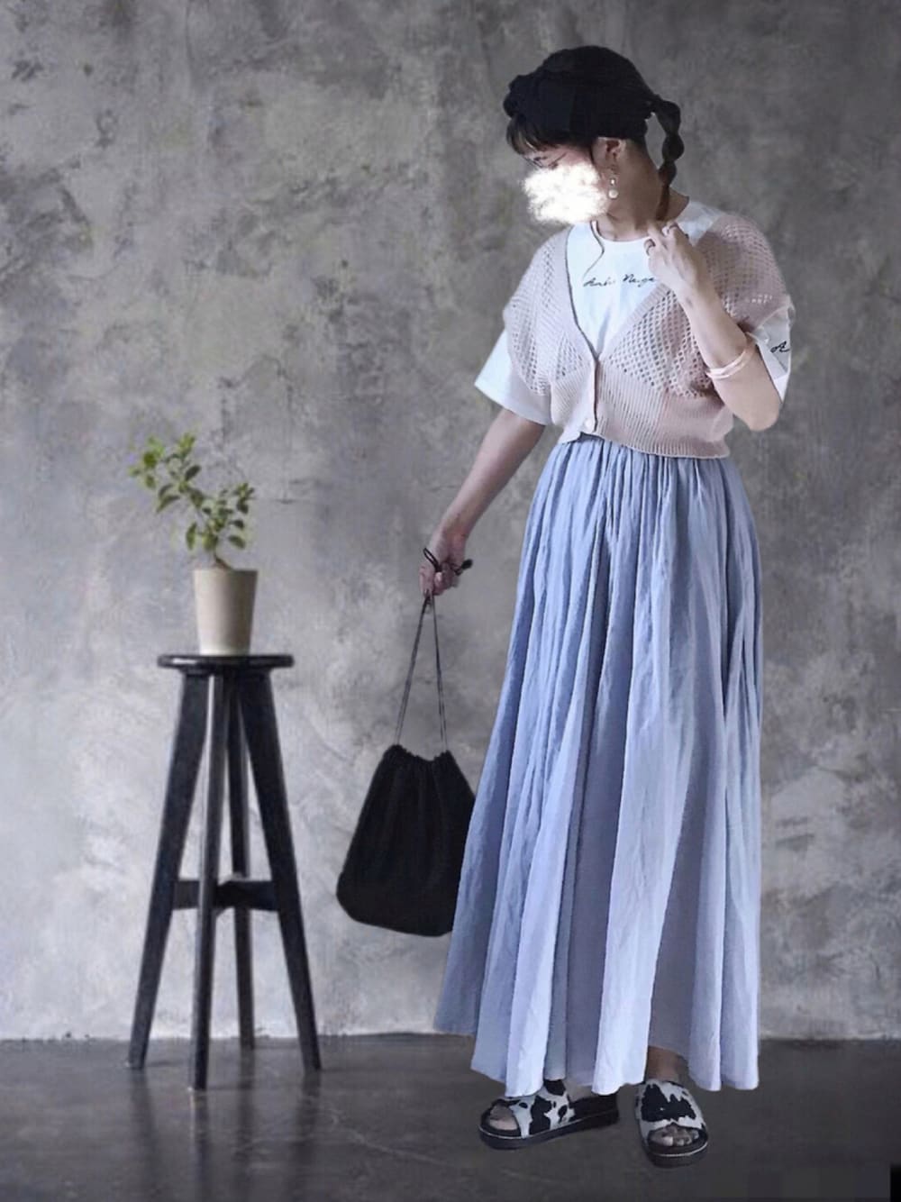 「AmbreNeige、Sonny　Label、休日スタイル、シンプルコーデ、淡色コーデ、ベスト、透かし編みニット、ロゴT、レイヤードスタイル、プチプラ、メッシュニット、ロングスカート、サニーレーベル、ヘアバンド、カジュアル」｜「URBAN RESEARCH Sonny Labelのコットンボイルフレアスカート（スカート、グレー系）」を使った、UMiSatoさん（レディース・163cm）の夏コーディネートの1枚目の写真