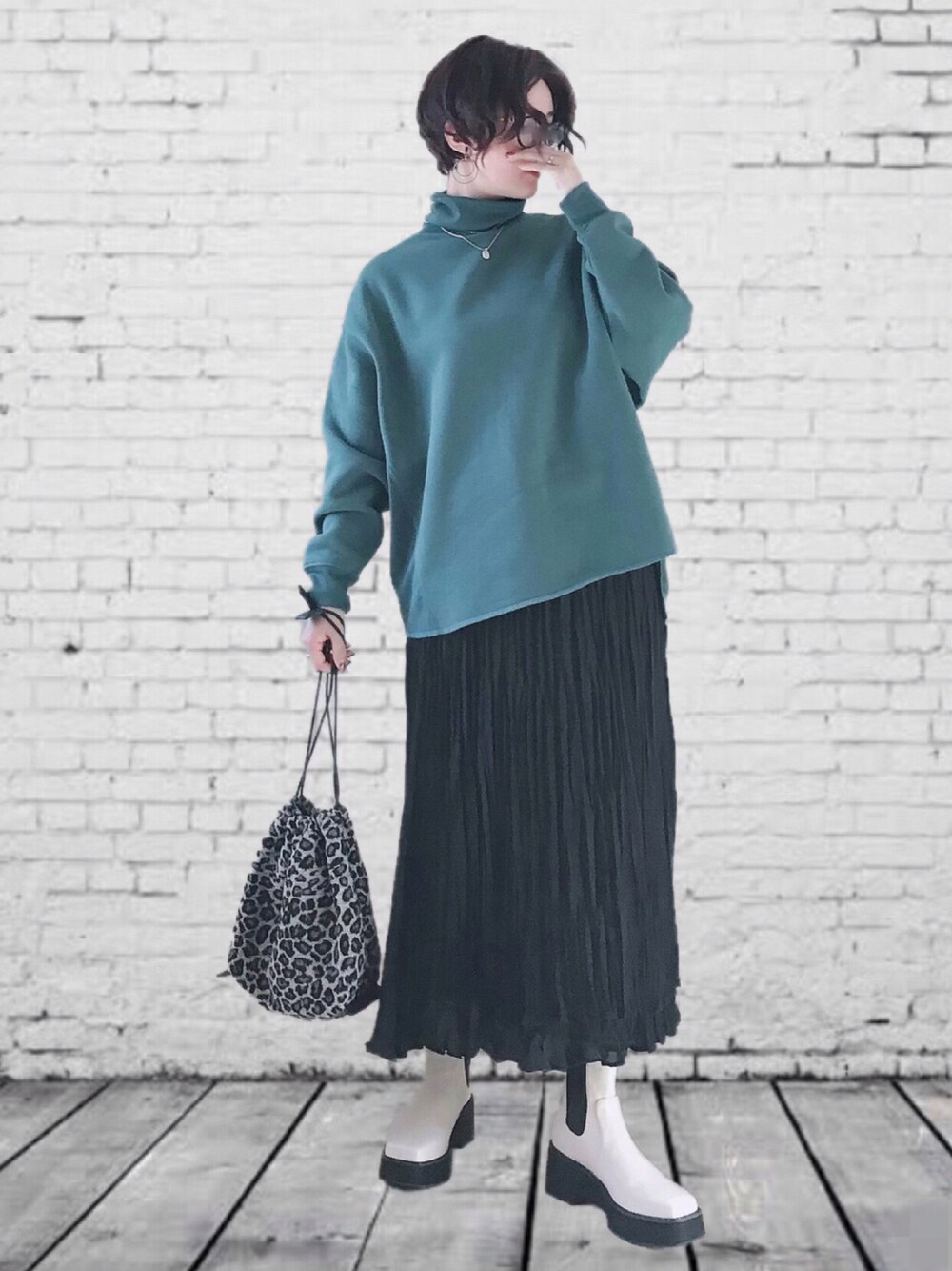 「PR、チャコクローゼット、chacocloset、Fabby fabby、スクエアトゥ、秋コーデ、メガネ女子、厚底シューズ、プリーツスカート、サイドゴアブーツ、タートルネック、グリーン、レオパード、ビッグシルエット、スウェット」｜「Chaco closetの裏起毛スウェットタートルネックプルオーバー（スウェット、グリーン系）」を使った、UMiSatoさん（レディース・163cm）の秋コーディネートの1枚目の写真