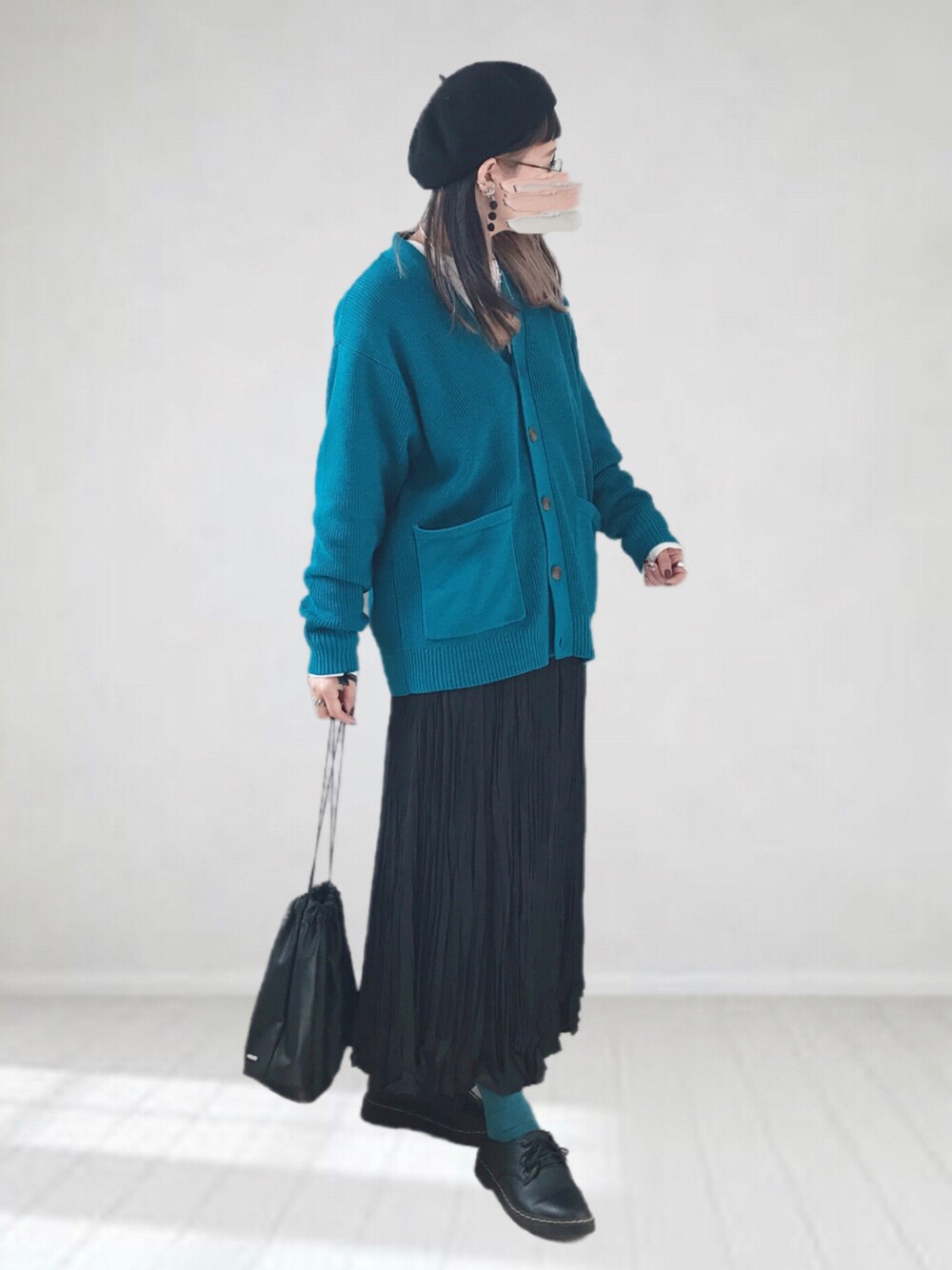 「URBAN RESEARCH DOORS、カーディガン、きれいめカジュアル、ベレー帽、メガネ女子、巾着バッグ、プリーツスカート、レイヤードスタイル、カーディガンコーデ、春コーデ、モード、GRL、プチプラ、カラーパレット、GU」｜「URBAN RESEARCH DOORSのハードニットカーディガン（カーディガン/ボレロ、ブルー系）」を使った、UMiSatoさん（レディース・163cm）の冬コーディネートの1枚目の写真