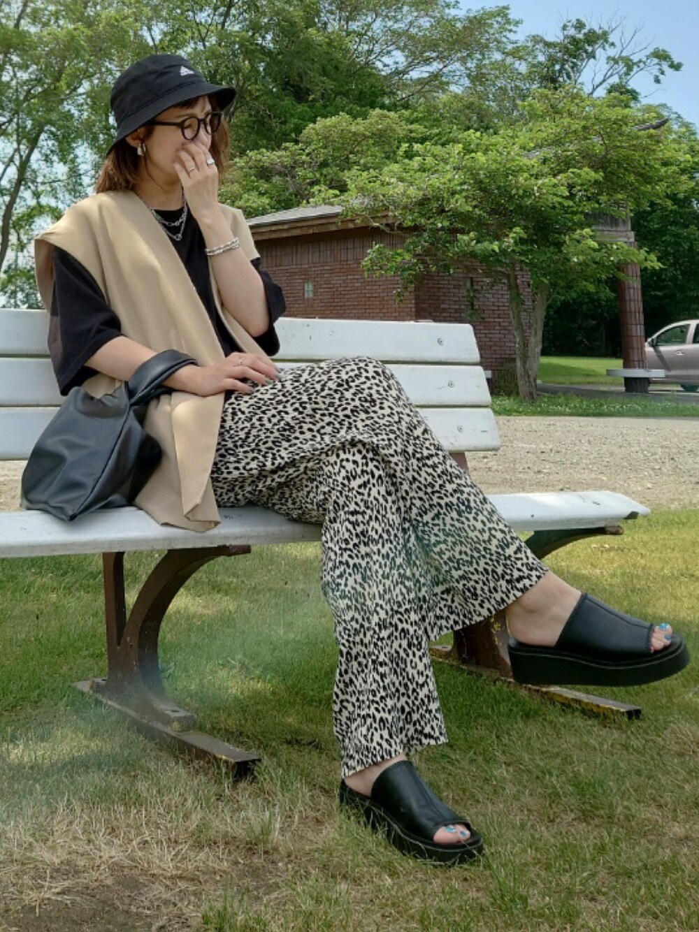 ブラック系のTシャツ/カットソー、ベージュ系のその他パンツ、ベージュ系のベストを着用したレディースの夏コーディネートの1枚目の写真