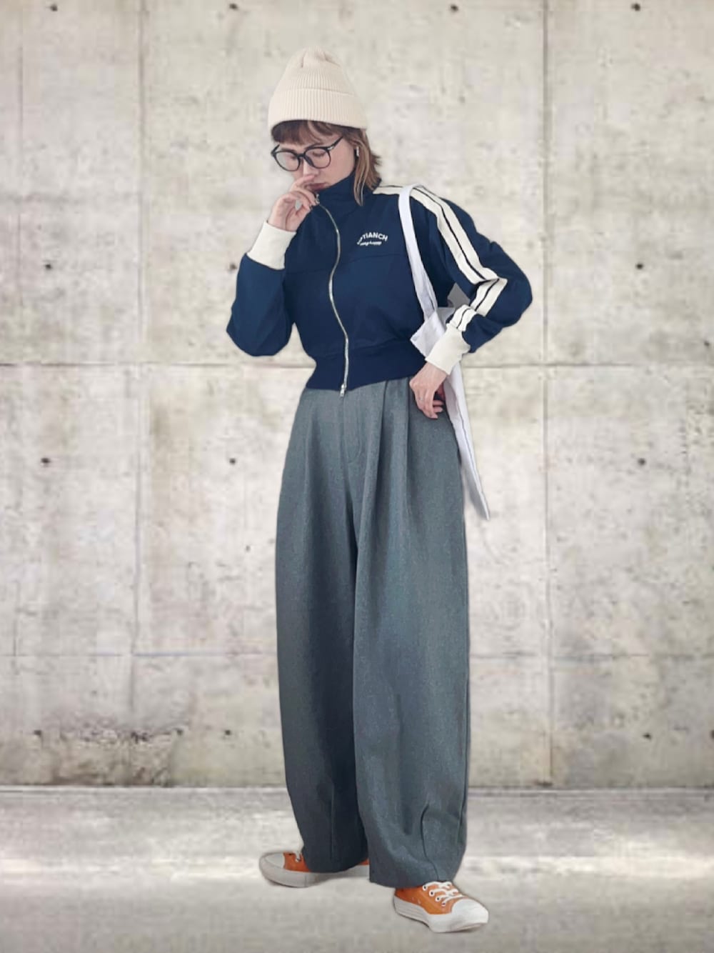 「PR、CLEA、ファッションを楽しもう、トラックジャケット、休日スタイル、お出かけコーデ、ストリート、秋冬コーデ、冬コーデ、メガネ女子、スニーカー、プチプラ、スポーツミックス、トートバッグ」｜「CLEAのラインショート丈トラックジャケット（ブルゾン、ブルー系）」を使った、UMiSatoさん（レディース・163cm）の秋コーディネートの1枚目の写真
