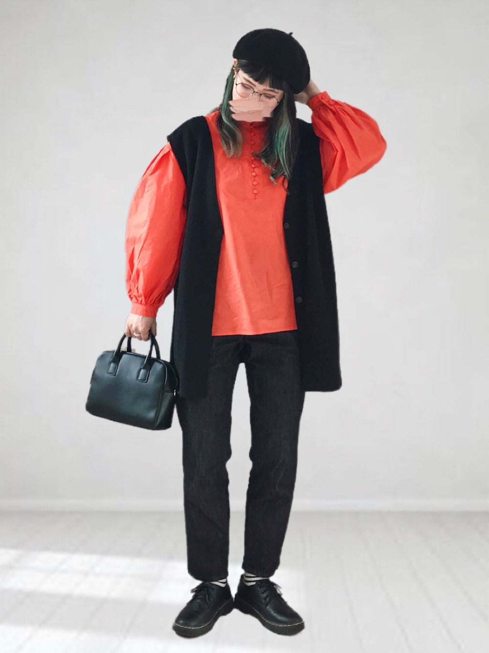 「春コーデ、UR Lab.、URBAN RESEARCH、ベスト、デニム、プチプラ、ベレー帽、GRL、メガネ女子、ボリューム袖、ビタミンカラー、レイヤードスタイル、ビッグシルエット、モード、ニットベスト」｜「UR Lab.のスタンドカラーボタンブラウス（シャツ/ブラウス、オレンジ系）」を使った、UMiSatoさん（レディース・163cm）の冬コーディネートの1枚目の写真
