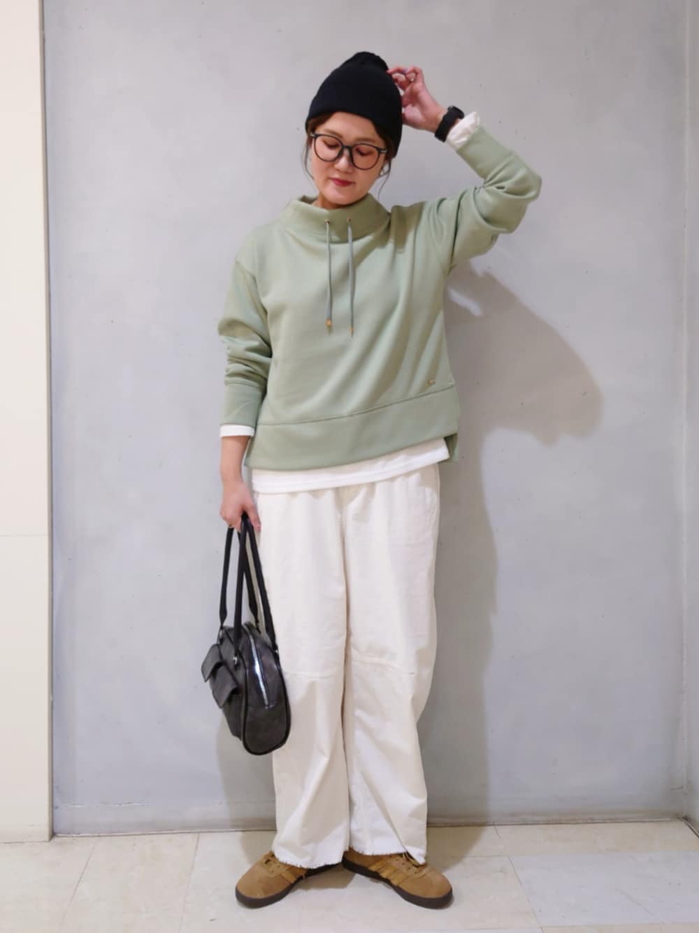 「春めき満開コーデ、春コーデ、シンプルコーデ、春カラー、レイヤードスタイル、ニット帽、メガネ女子、スウェット、お出かけコーデ、休日スタイル、プチプラ」｜「ikkaの【雑誌InRed4月号掲載】GOKU楽ダンボールスピンドル【親子おそろい】（スウェット、グリーン系）」を使った、UMiSatoさん（レディース・163cm）の春コーディネートの1枚目の写真