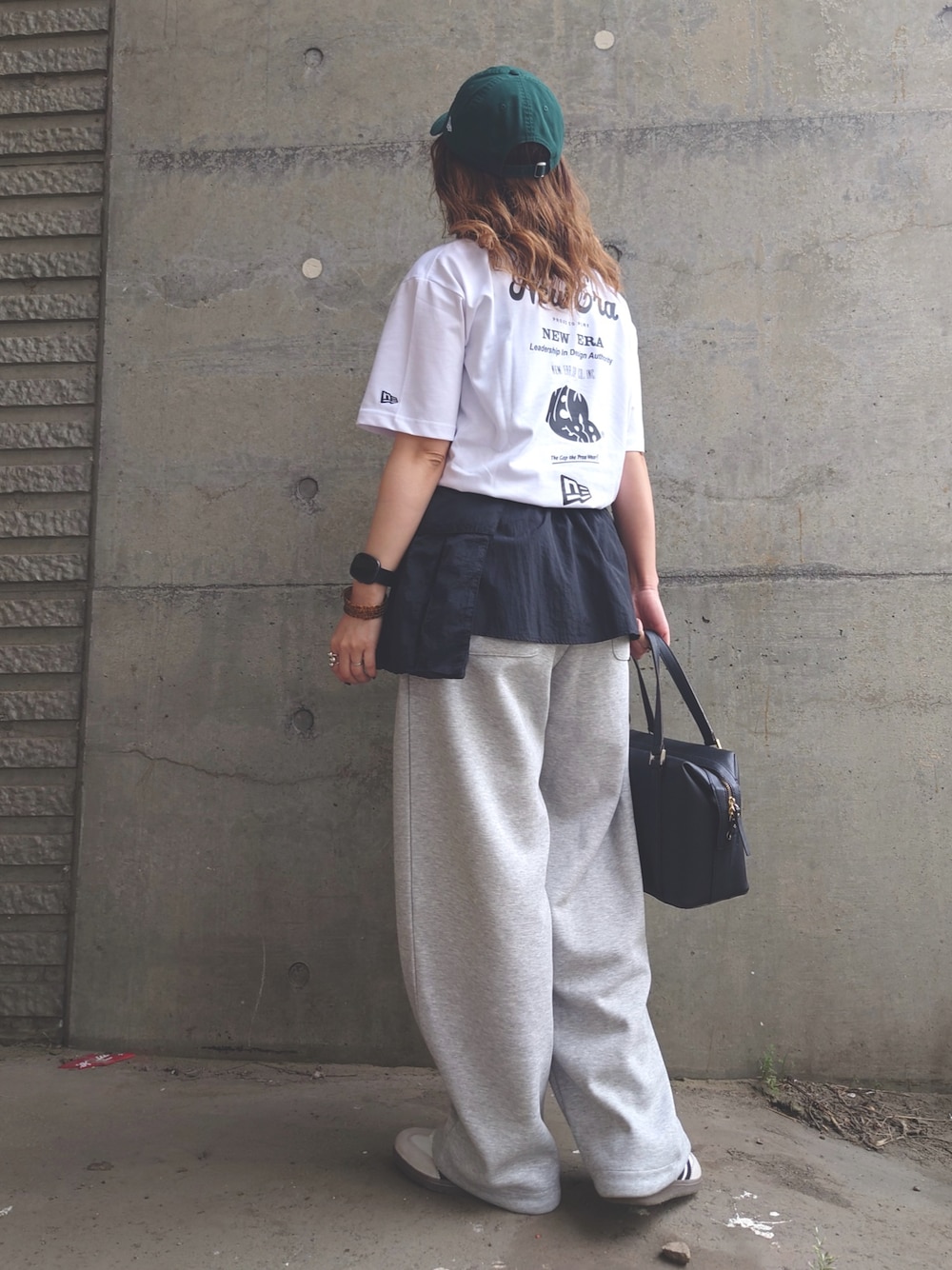 「NEW ERAの【ユニセックス】NEW ERA/ニューエラ オーバーサイズ/バックプリントTシャツ 14670939/14670940/14670941（Tシャツ/カットソー、ホワイト系）」を使った、UMiSatoさん（骨格ウェーブ・レディース・163cm）の夏コーディネートの1枚目の写真