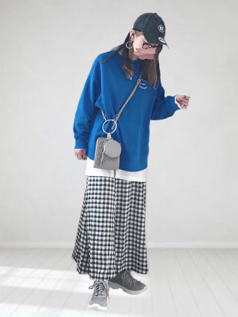 「RODE SKO、ダッドスニーカー、マーメイドスカート、ギンガムチェック、ロングスカート、チェック柄に恋してる、スウェット、レイヤードスタイル、キャップ、プチプラ、しまむら、ショルダーバッグ、厚底シューズ、メガネ女子、春コーデ」｜「RODE SKOのスエード調ダッドスニーカー（スニーカー、グレー系）」を使った、UMiSatoさん（レディース・163cm）の冬コーディネートの1枚目の写真
