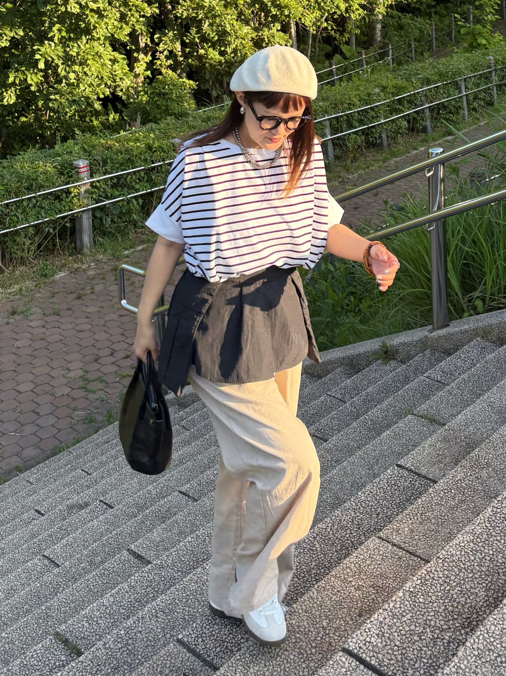 ベージュ系のその他パンツ、ホワイト系のTシャツ/カットソー、ホワイト系のスニーカーを着用したレディースの夏コーディネートの1枚目の写真
