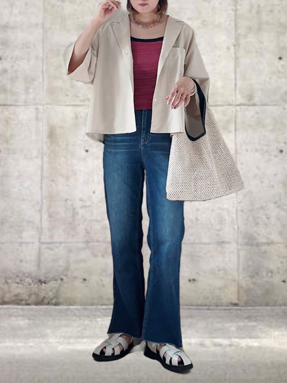 ホワイト系のシャツ/ブラウス、ブルー系のデニムパンツ、ベージュ系のトートバッグを着用したレディースの夏コーディネートの1枚目の写真