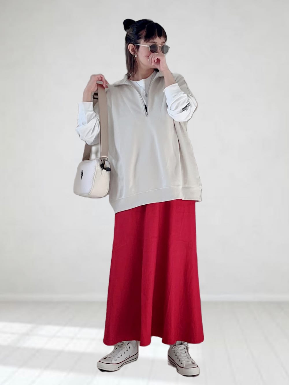 ベージュ系のTシャツ/カットソー、ホワイト系のTシャツ/カットソー、レッド系のスカートを着用したレディースの春コーディネートの1枚目の写真