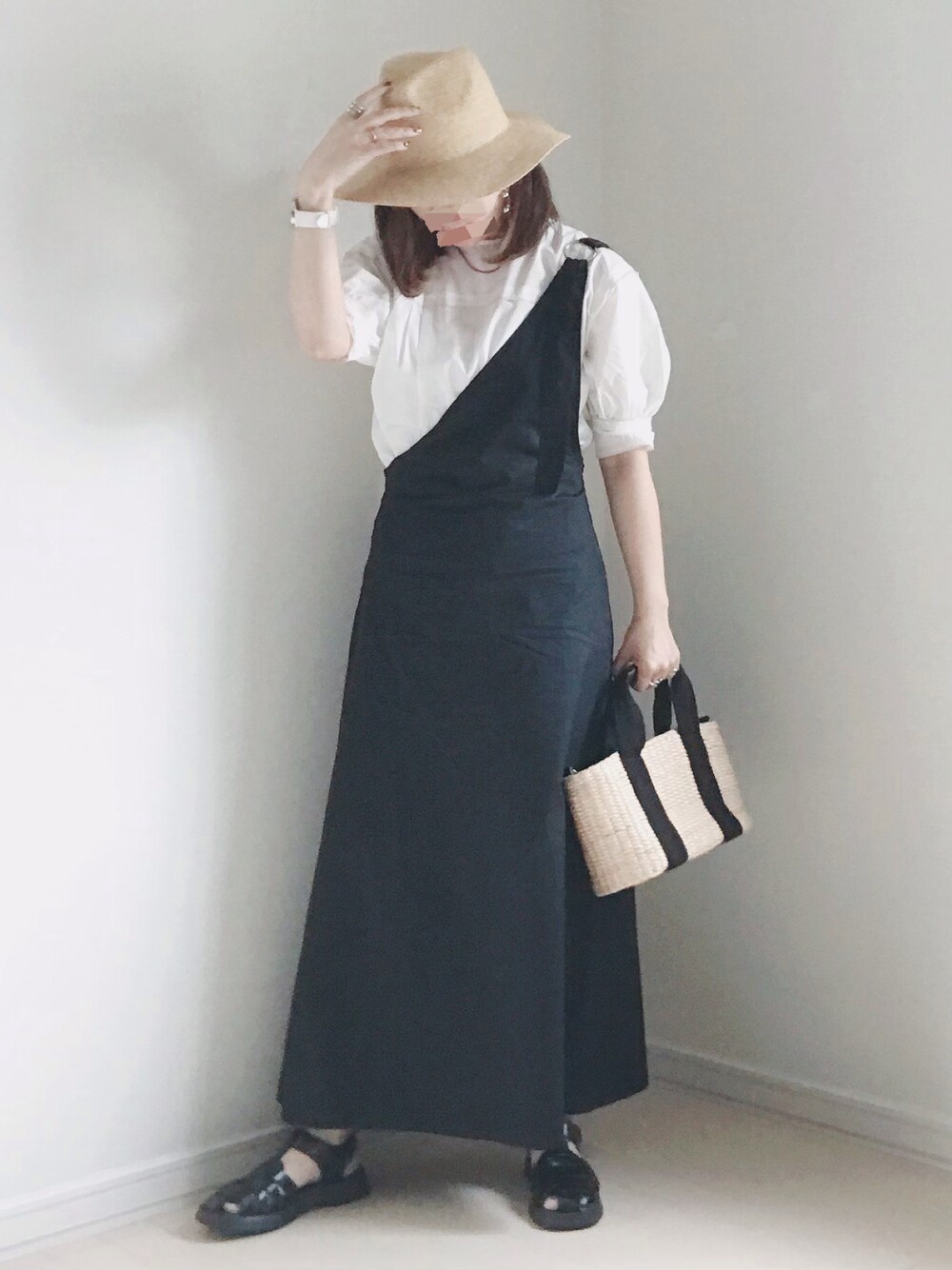 「AmbreNeige、夏コーデ、パワショル、白ブラウス、ジャンバースカート、サロペット、モノトーン、麦わらハット、CENE、プチプラ」｜「Ambre Neigeのパイピングパワショルブラウス／【WEB/EC限定商品】（シャツ/ブラウス、ホワイト系）」を使った、UMiSatoさん（レディース・163cm）の夏コーディネートの1枚目の写真