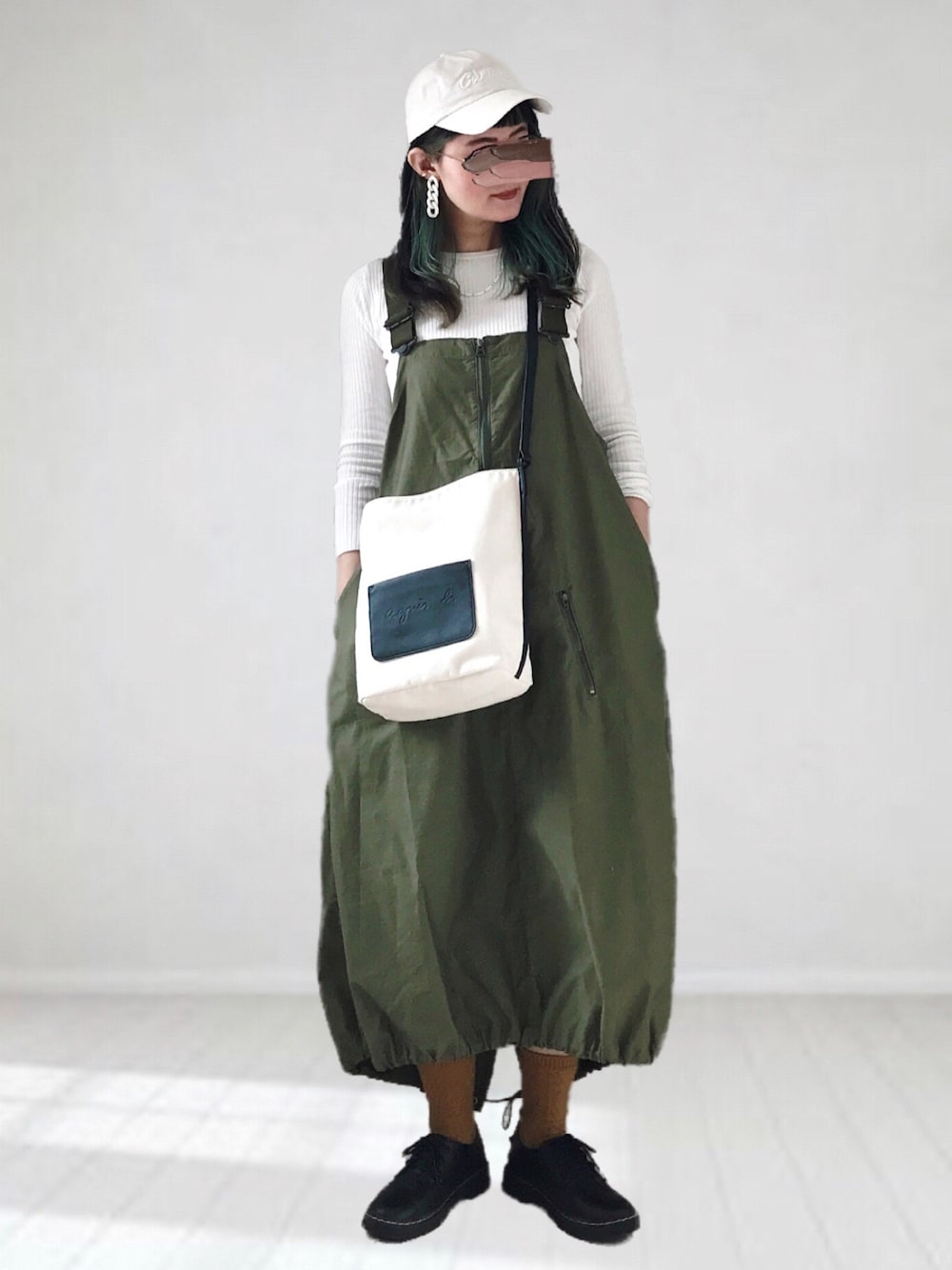 「UR Lab.、春コーデ、サロペット、ジャンパースカート、ジャンスカ、キャップ、ショルダーバッグ、GRL、シンプルコーデ、プチプラ」｜「UR Lab.のサラサラリブクルーネックニット（ニット/セーター、ホワイト系）」を使った、UMiSatoさん（レディース・163cm）の冬コーディネートの1枚目の写真