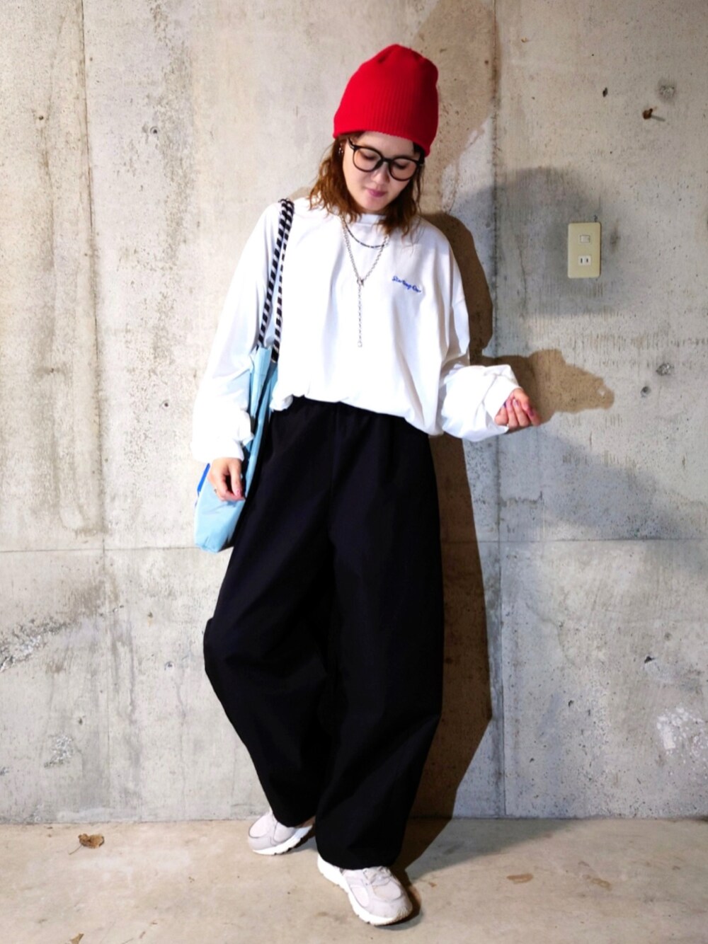 ホワイト系のTシャツ/カットソー、ブラック系のその他パンツ、ブルー系のトートバッグを着用したレディースの春コーディネートの1枚目の写真