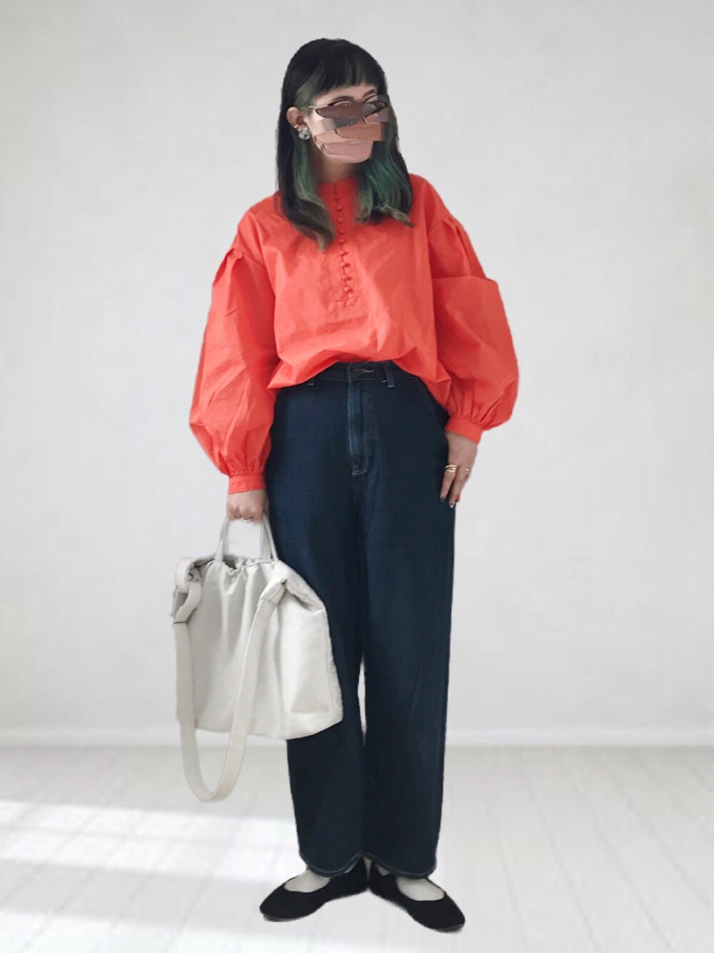 オレンジ系のシャツ/ブラウス、ブルー系のデニムパンツ、ホワイト系のトートバッグを着用したレディースの春コーディネートの1枚目の写真