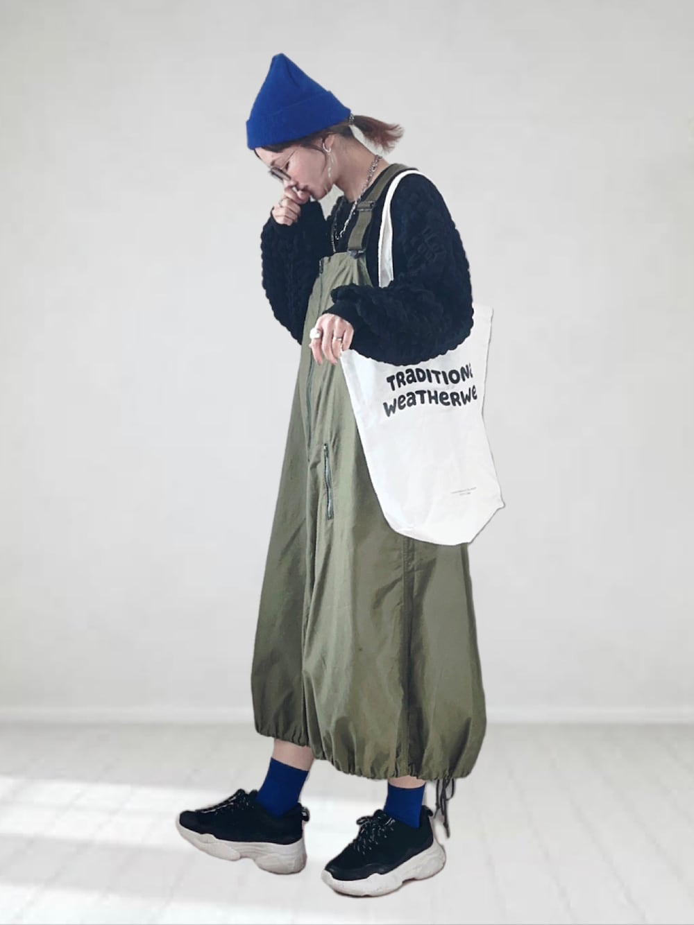 ブラック系のTシャツ/カットソー、グリーン系のサロペット/オーバーオール、ホワイト系のトートバッグを着用したレディースの春コーディネートの1枚目の写真