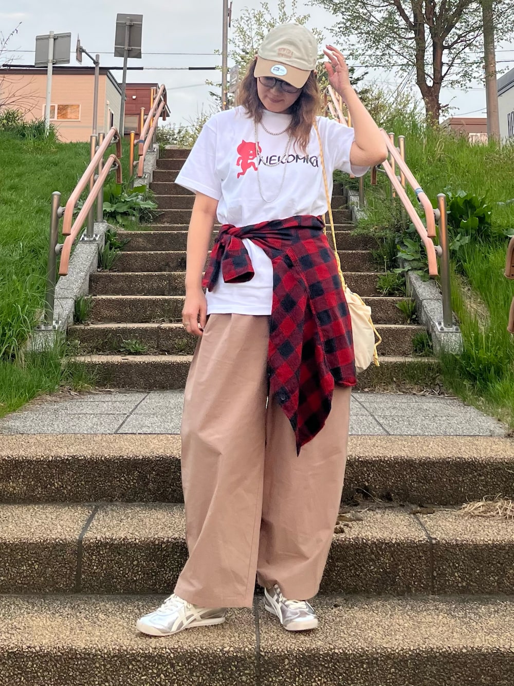 「Tシャツ、やっぱり帽子が好き、白Tシャツ、レイヤードスタイル、チェックシャツ、腰巻きスタイル、スニーカー、ワイドパンツ、春夏コーデ、夏コーデ、キャップ、カジュアルコーデ、休日スタイル、お出かけコーデ、プチプラ」｜「マジックマインドのアイテム（Tシャツ/カットソー、ホワイト系）」を使った、UMiSatoさん（骨格ウェーブ・レディース・163cm）の春コーディネートの1枚目の写真