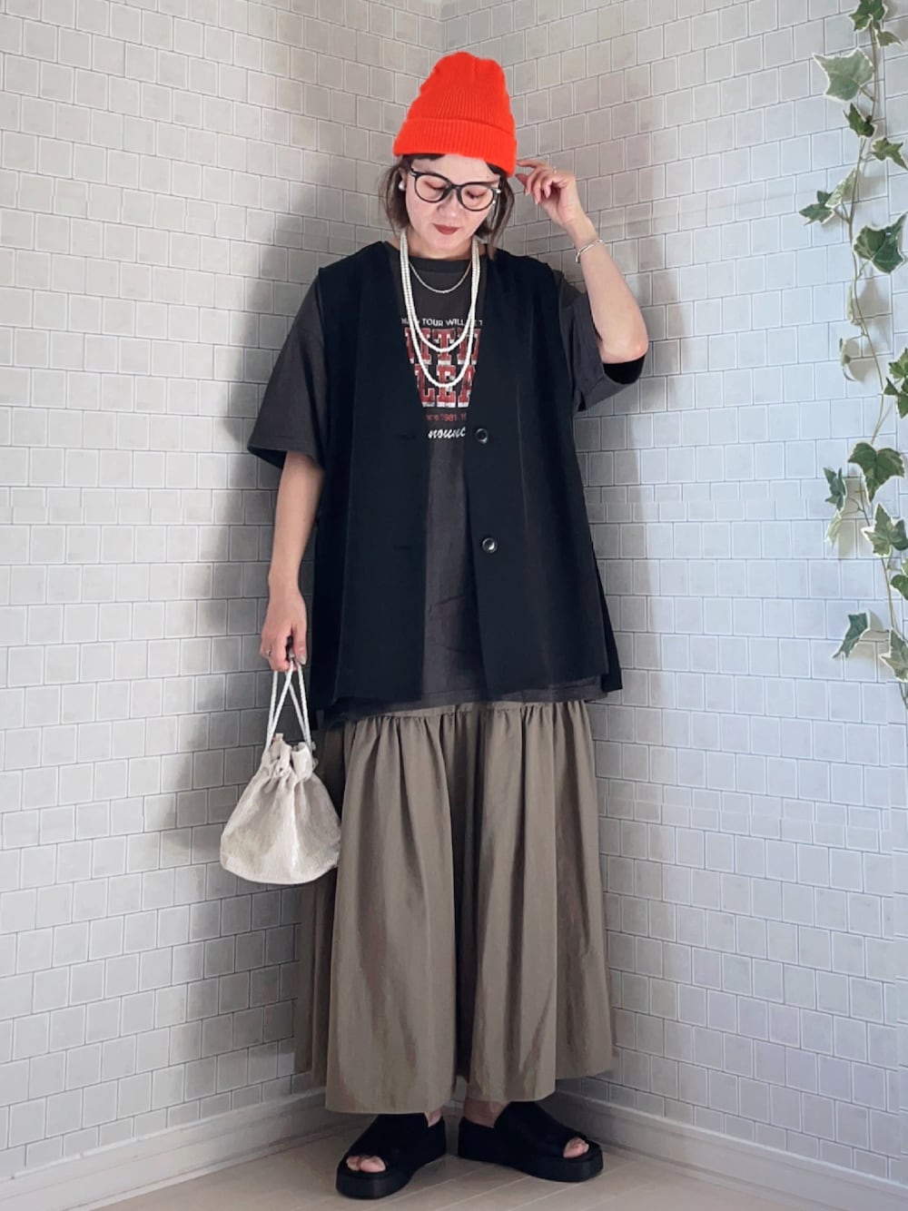 「春夏コーデ、シンプルコーデ、レイヤードスタイル、お出かけコーデ、サンダル、メガネ女子、プチプラ、休日スタイル、韓国ファッション、きれいめカジュアル、デートコーデ、モノトーン、ショルダーバッグ」｜「ikkaのノーカラーサイドスリットジレ（ベスト、ブラック系）」を使った、UMiSatoさん（レディース・163cm）の春コーディネートの1枚目の写真
