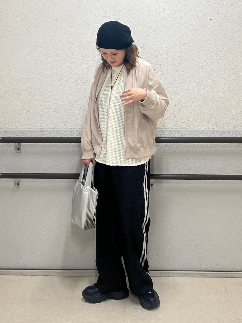 「春めき満開コーデ、春コーデ、春アウター、スポーツミックス、スニーカー、厚底シューズ、ニット帽、メガネ女子、モノトーン、シアートップス、お出かけコーデ、休日スタイル」｜「ikkaの【雑誌InRed5月号掲載】シアーリブブルゾン【親子おそろい】（ブルゾン、ベージュ系）」を使った、UMiSatoさん（骨格ウェーブ・レディース・163cm）の春コーディネートの1枚目の写真