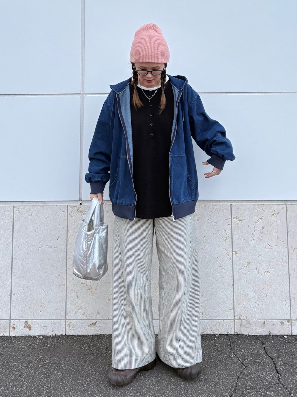 ブルー系のパーカー、ブラック系のTシャツ/カットソー、ブラウン系のスニーカーを着用したレディースの春コーディネートの1枚目の写真