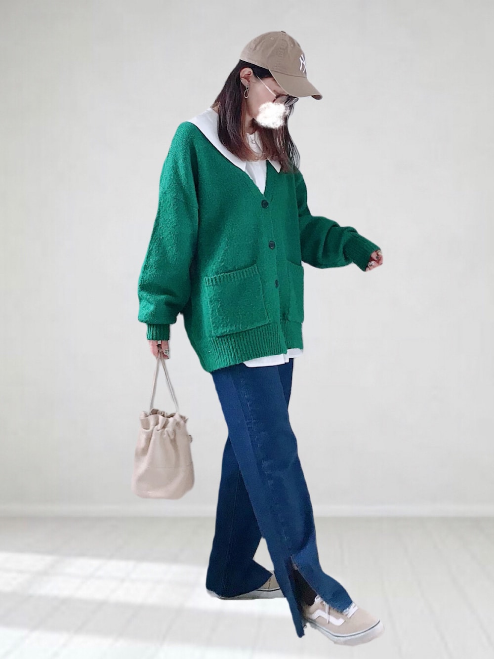ブルー系のデニムパンツ、グリーン系のカーディガン/ボレロ、グリーン系のシャツ/ブラウスを着用したレディースの冬コーディネートの1枚目の写真