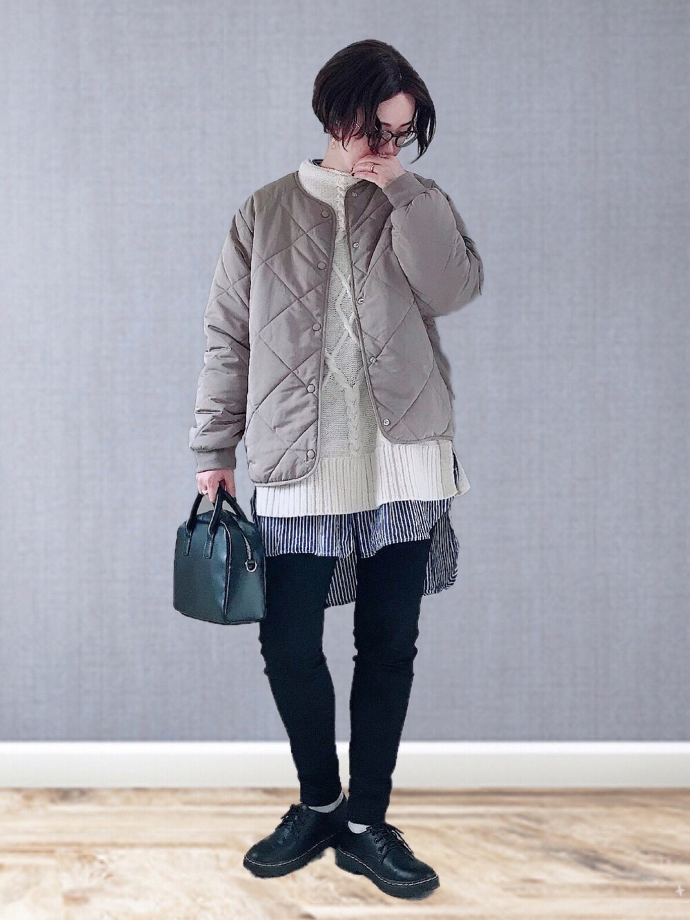 「ITEMS URBANRESEARCH、キルティングジャケット、休日スタイル、ケーブルニット、ニット、ビッグシルエット、ブラックデニム、スキニーパンツ、ストライプ、ボストンバッグ、メガネ女子、レイヤードスタイル、冬コーデ、私の推しブランド、あったかコーデ」｜「ITEMS URBANRESEARCHの【一部WEB限定カラー/サイズ】中綿キルティングノーカラージャケット（その他アウター、ブラウン系）」を使った、UMiSatoさん（レディース・163cm）の冬コーディネートの1枚目の写真