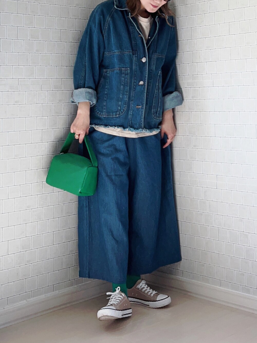 ブルー系のその他パンツ、ブルー系のデニムジャケット、ベージュ系のTシャツ/カットソーを着用したレディースの春コーディネートの1枚目の写真