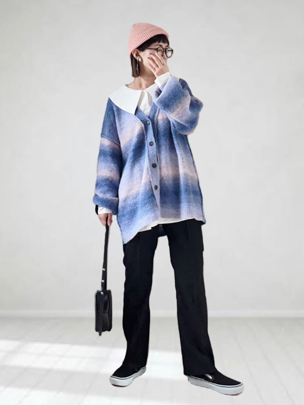 「FREDY&GLOSTER、Wrangler、LEE、カーディガン、秋コーデ、ニット帽、メガネ女子、ビッグカラー、レイヤードスタイル、グラデーション、プチプラ、フレアパンツ、シンプルコーデ、スニーカー」｜「fredy emueのグラデーションニットカーディガン（カーディガン/ボレロ、ブルー系）」を使った、UMiSatoさん（レディース・163cm）の秋コーディネートの1枚目の写真