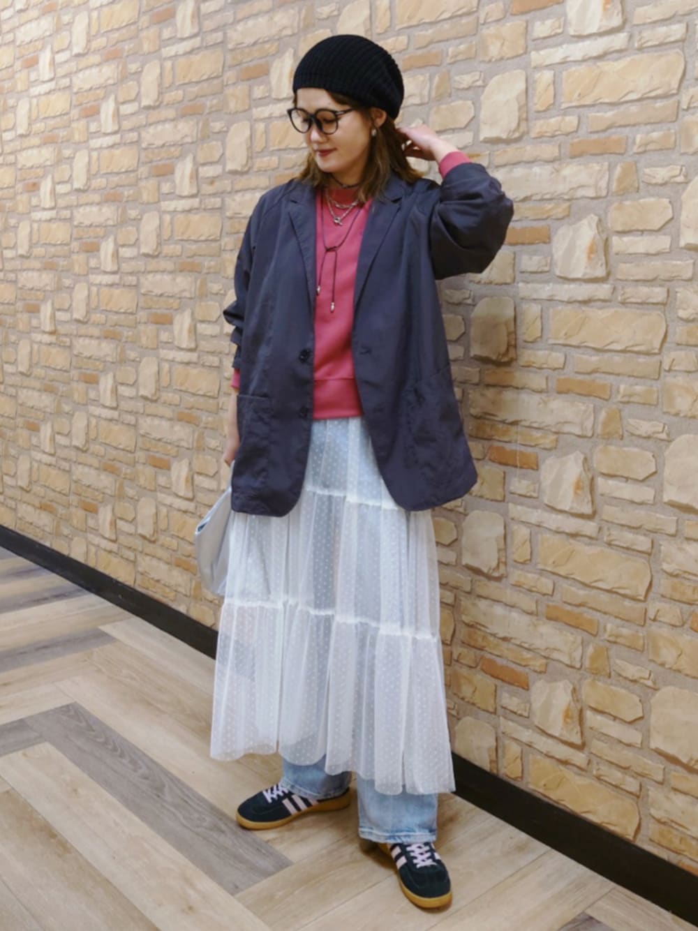 グレー系のテーラードジャケット、パープル系のスウェット、ホワイト系のワンピース/ドレスを着用したレディースの春コーディネートの1枚目の写真