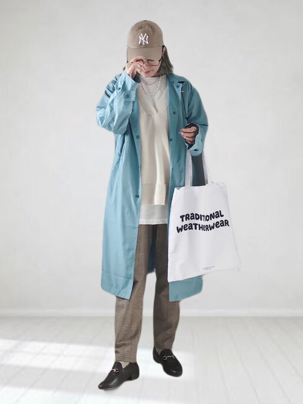 ホワイト系のTシャツ/カットソー、ホワイト系のベスト、その他のその他パンツを着用したレディースの春コーディネートの1枚目の写真