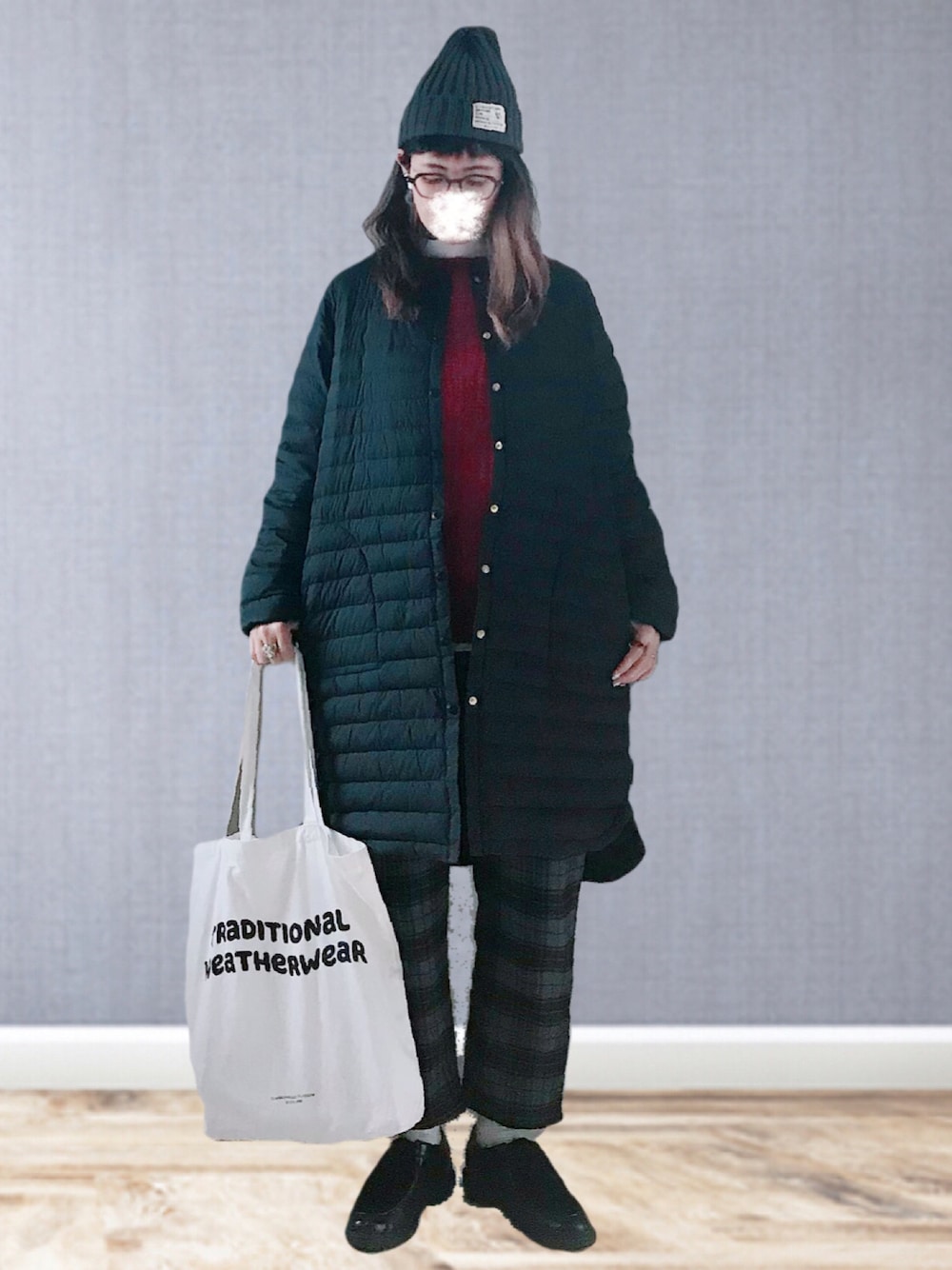 ブラック系のダウンジャケット/コート、レッド系のニット/セーター、ホワイト系のTシャツ/カットソーを着用したレディースの冬コーディネートの1枚目の写真