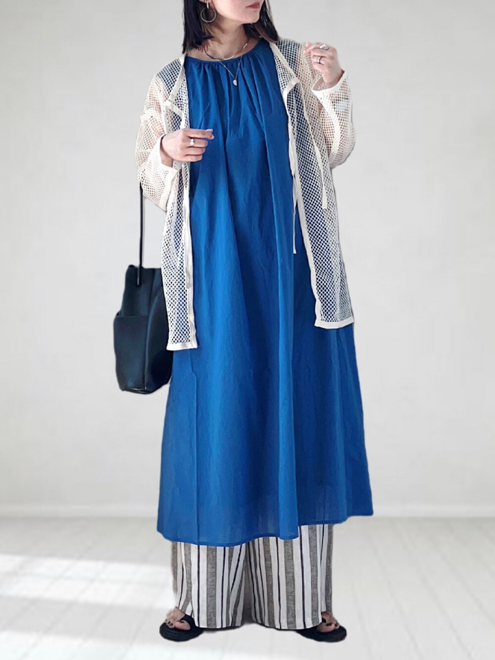 「ITEMS URBANRESEARCH、ロングワンピース、ビタミンカラー、夏コーデ、春夏コーデ、ビッグシルエット、カーディガン、レイヤードスタイル、休日スタイル、きれいめカジュアル、ストライプ、ラクチンコーデ、トートバッグ、プチプラ、カラー×コーデ」｜「ITEMS URBANRESEARCHのギャザーワンピース（ワンピース、ブルー系）」を使った、UMiSatoさん（レディース・163cm）の春コーディネートの1枚目の写真