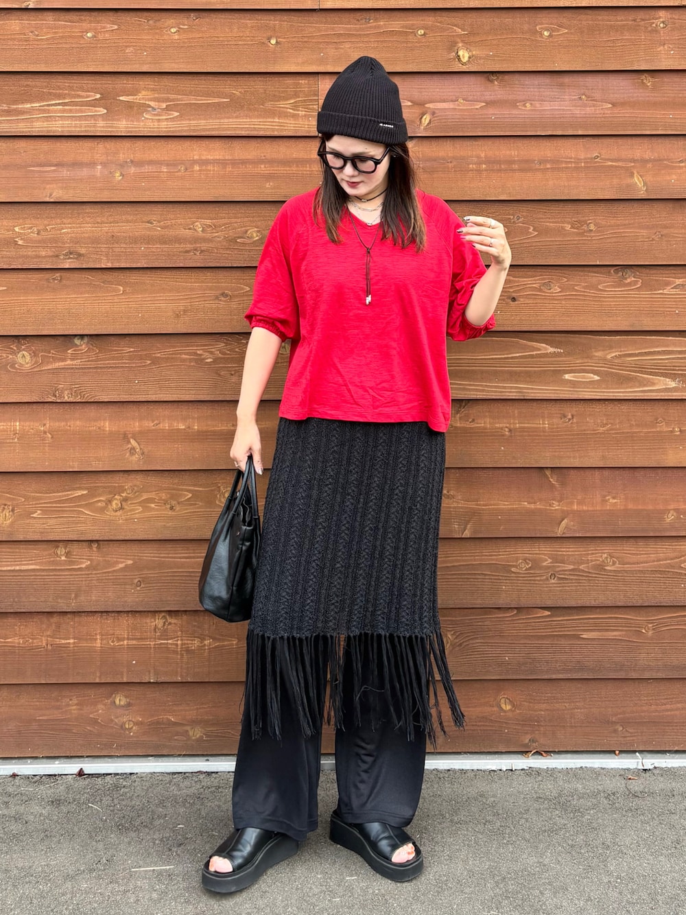 レッド系のTシャツ/カットソー、ブラック系のその他パンツ、ブラック系のスカートを着用したレディースの夏コーディネートの1枚目の写真